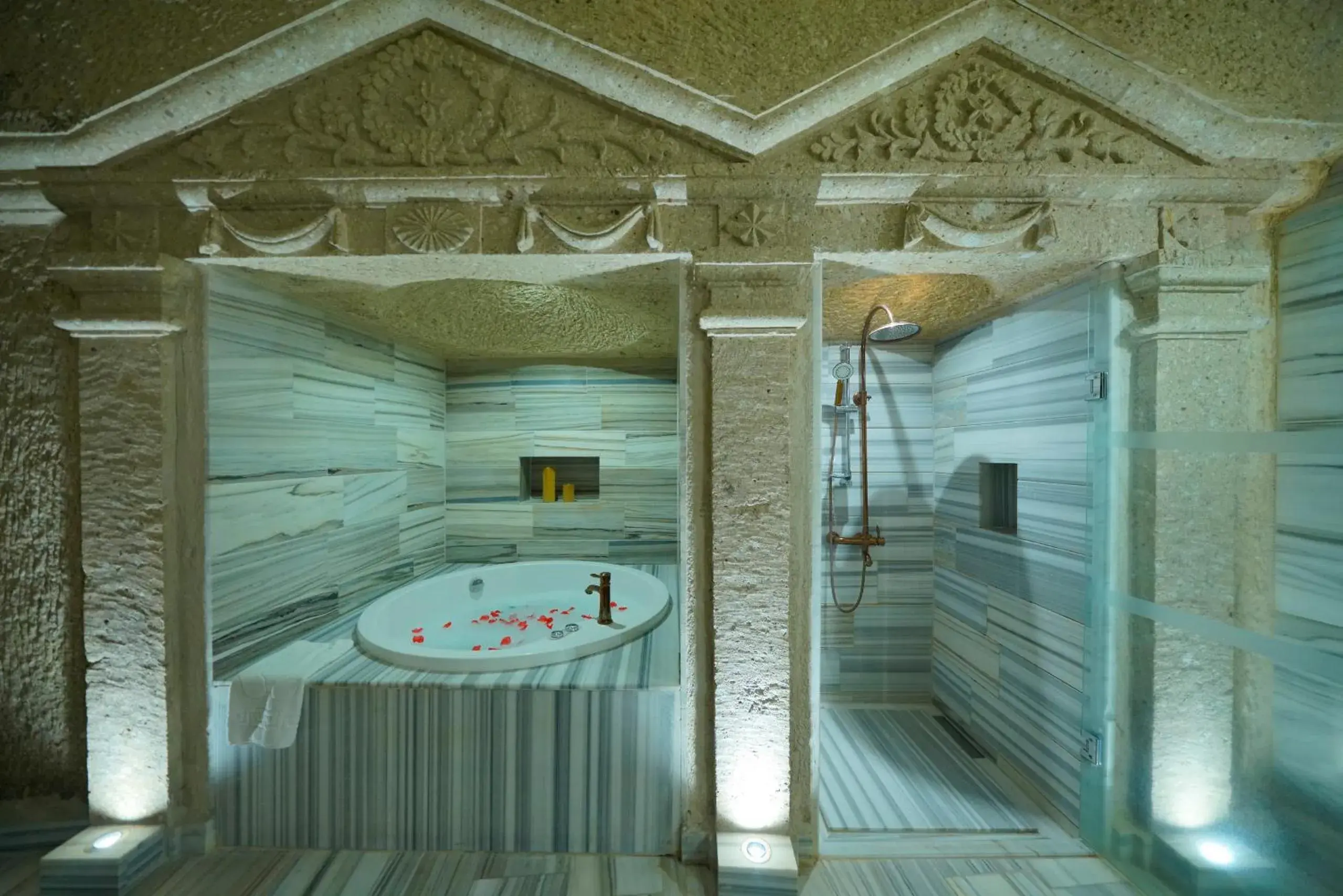 Shower, Spa/Wellness in Holiday Cave Hotel