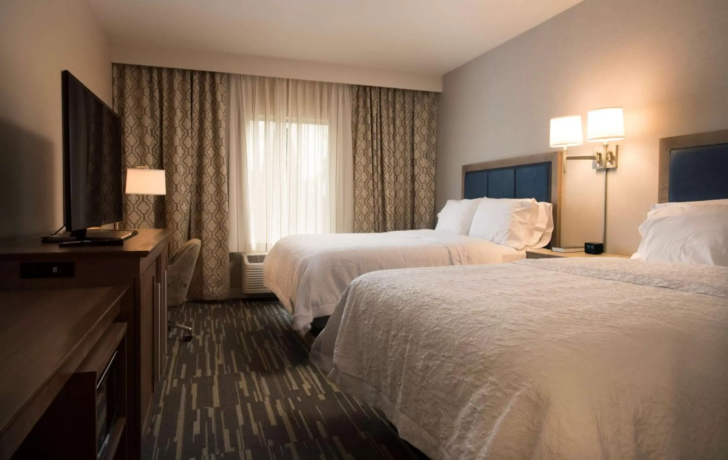 Bed in Hampton Inn & Suites Seattle/Redmond Wa
