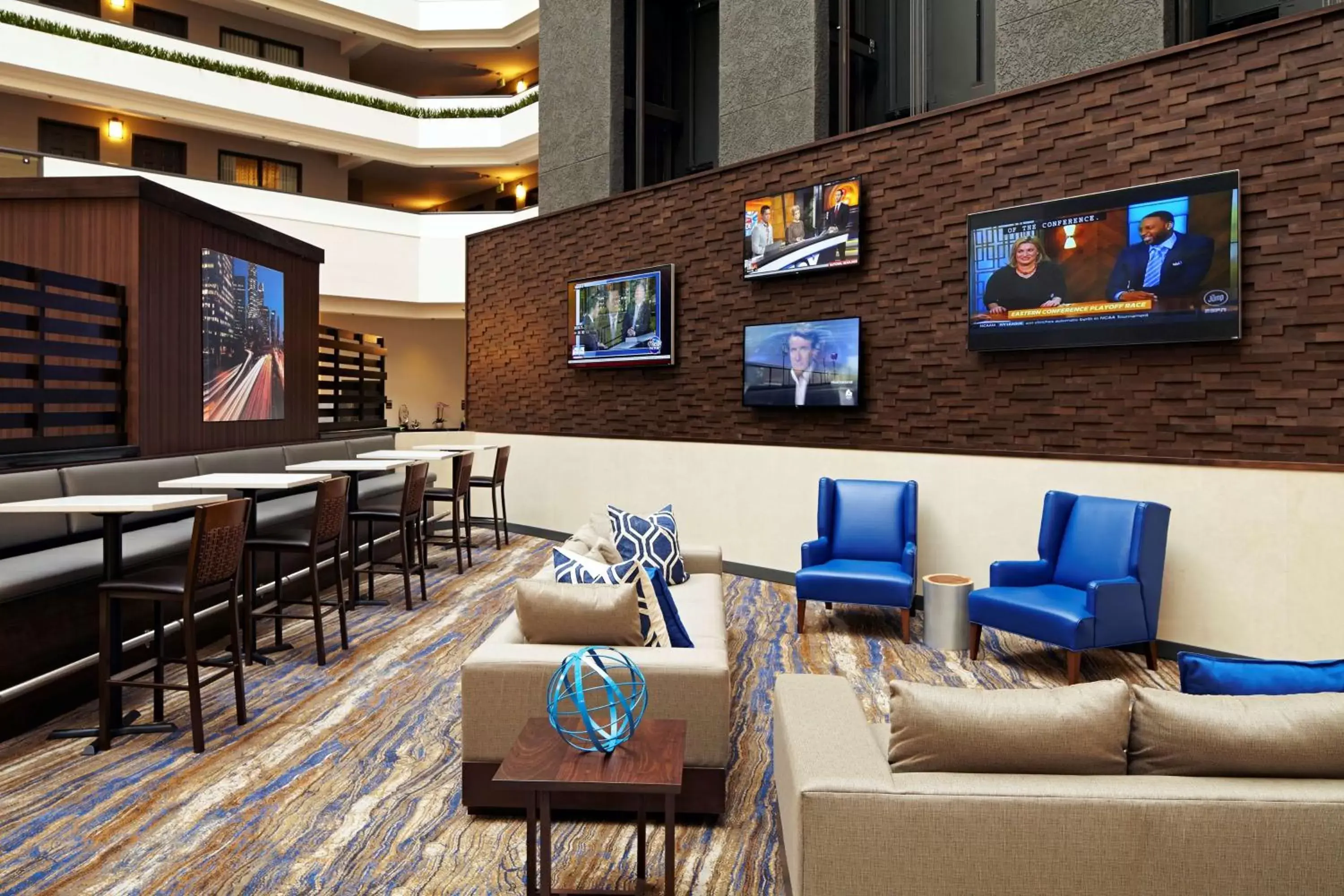 Lobby or reception, Lounge/Bar in Embassy Suites Los Angeles - International Airport/North