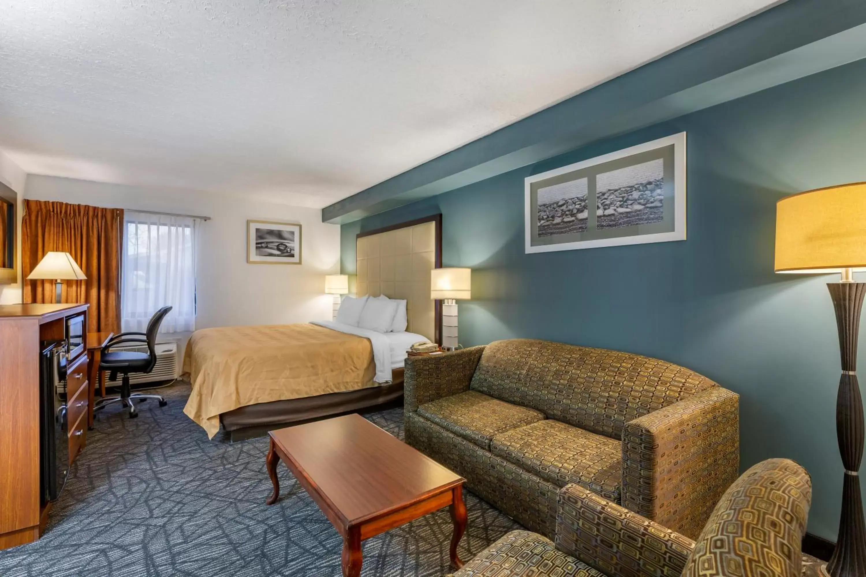 Photo of the whole room in Quality Inn Austintown-Youngstown West