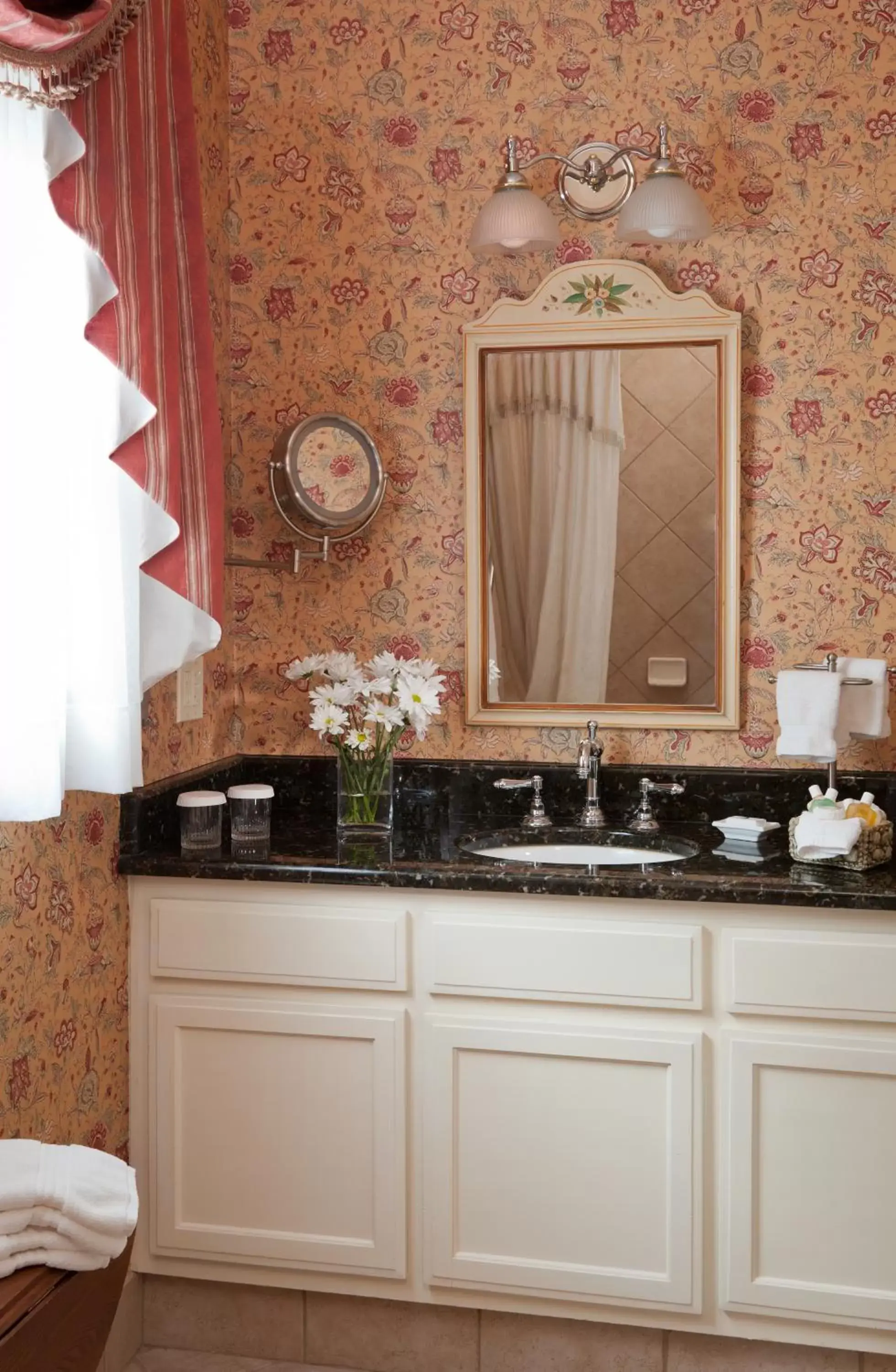 Bathroom, Kitchen/Kitchenette in Arrowhead Inn