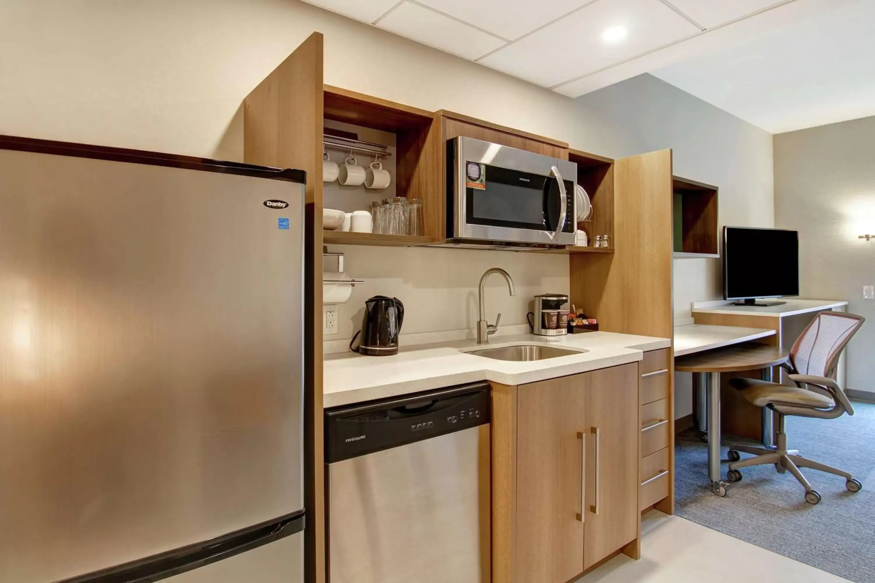 Bedroom, Kitchen/Kitchenette in Home2 Suites By Hilton Montreal Dorval
