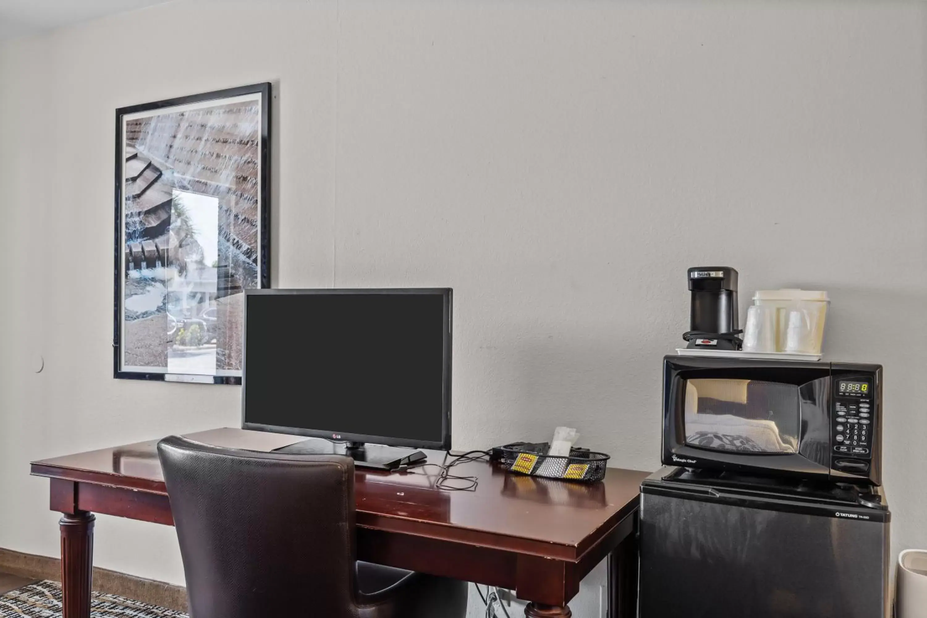 TV and multimedia, TV/Entertainment Center in Garnet Inn & Suites, Morehead City near Atlantic Beach