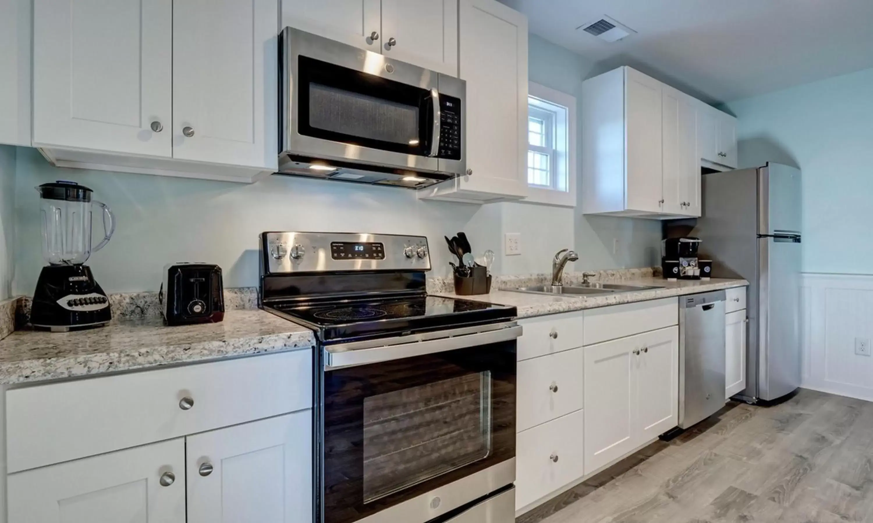 Kitchen or kitchenette, Kitchen/Kitchenette in Loggerhead Inn and Suites by Carolina Retreats