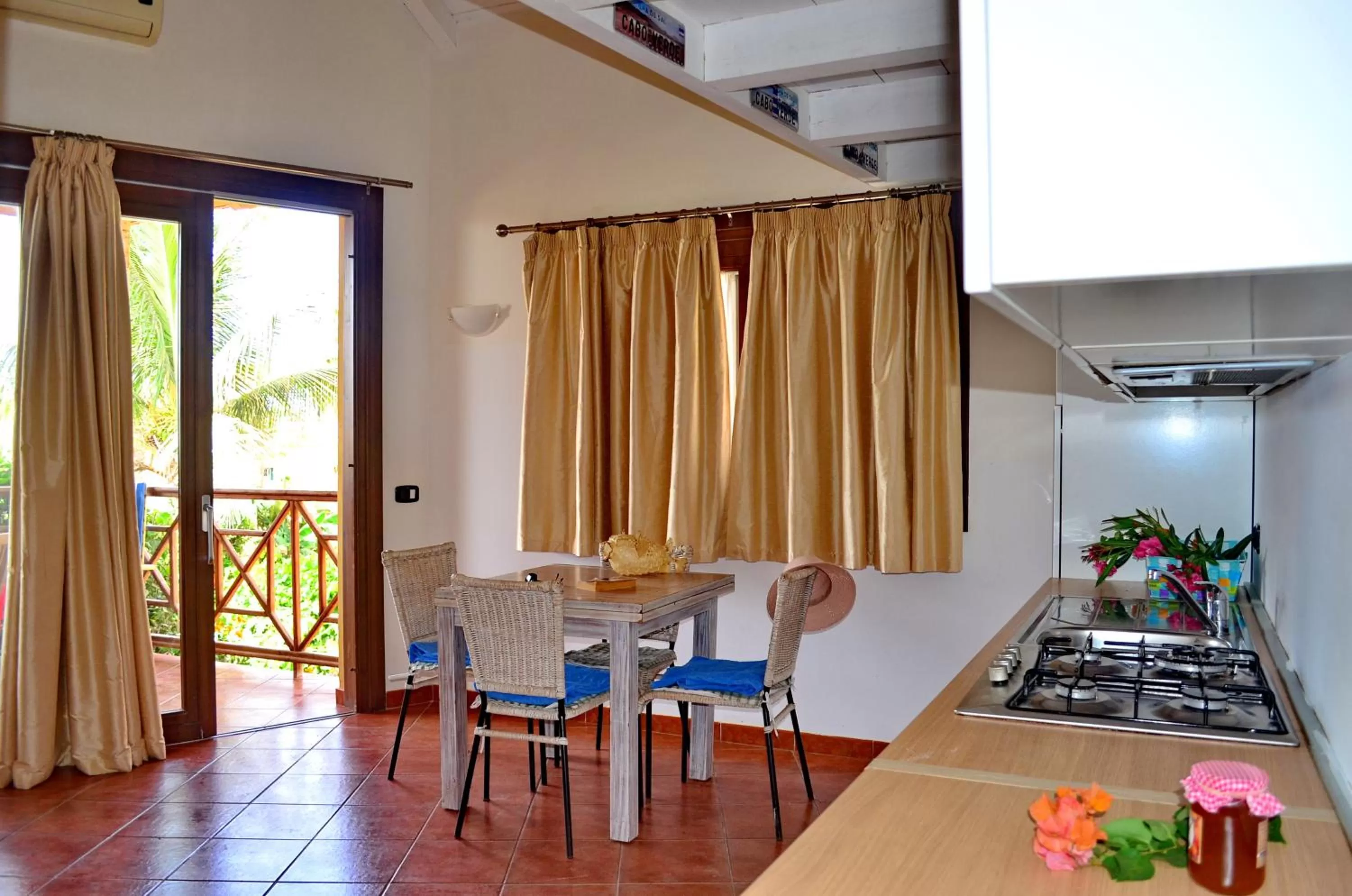 Communal lounge/ TV room, Kitchen/Kitchenette in Porto Antigo Hotel BB