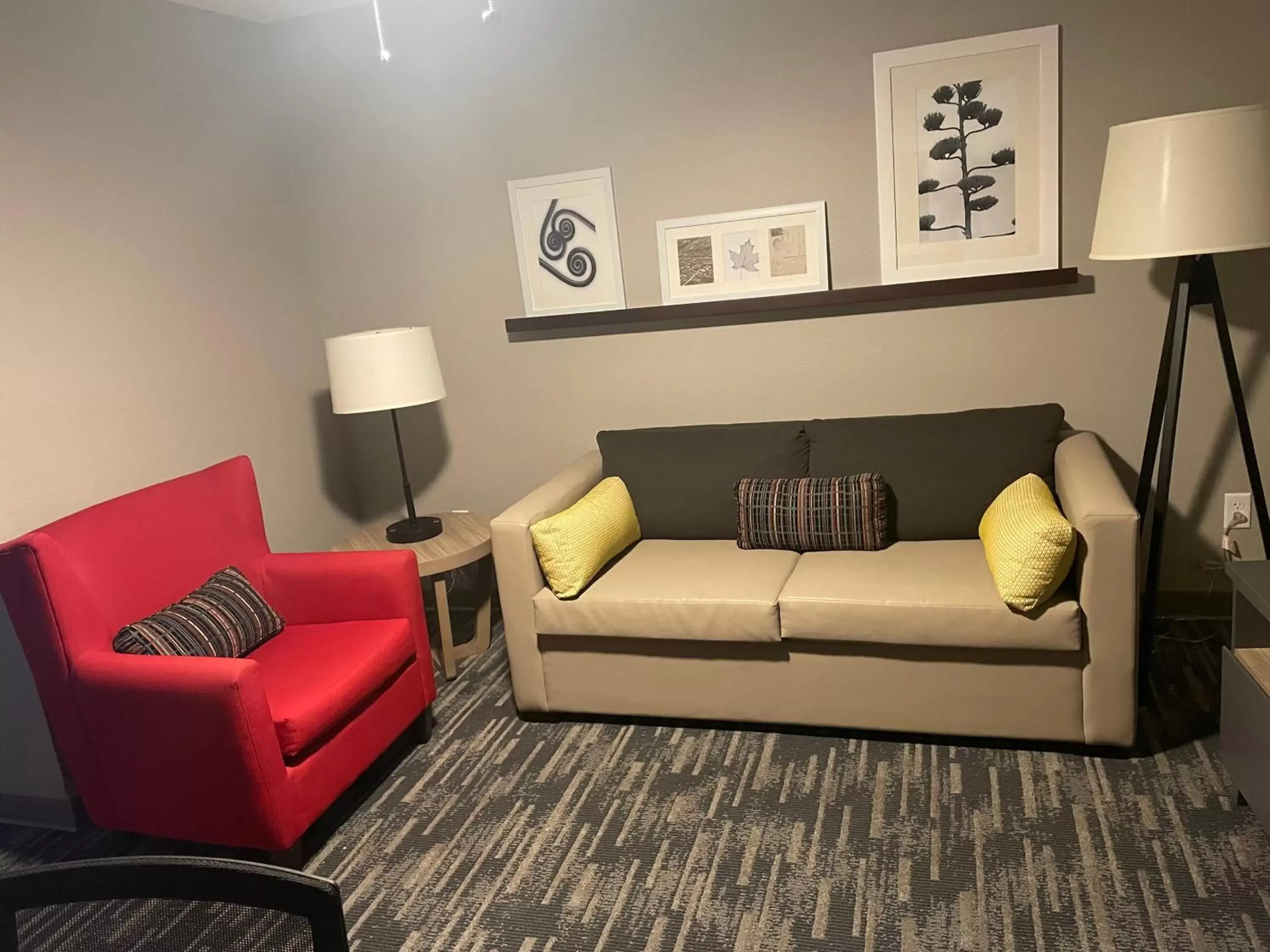 Living room, Seating Area in Country Inn & Suites by Radisson, Madison, WI