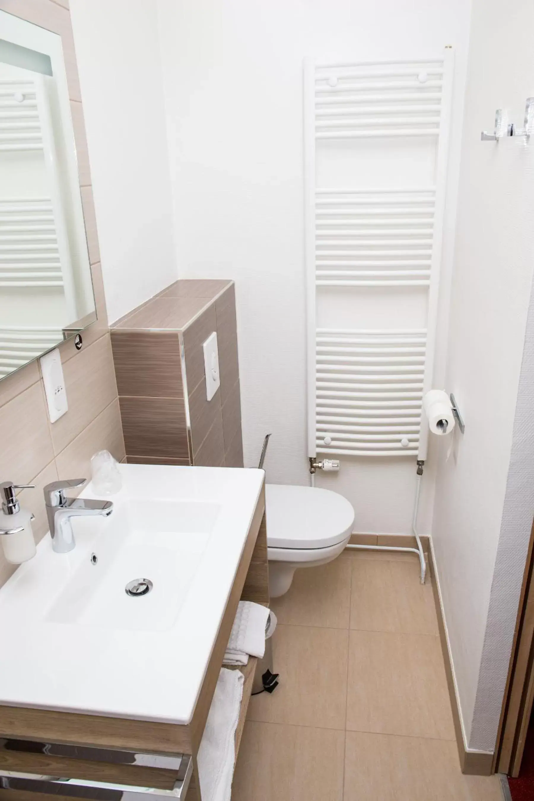 Bathroom in Hôtel Le Verger De Bischwiller