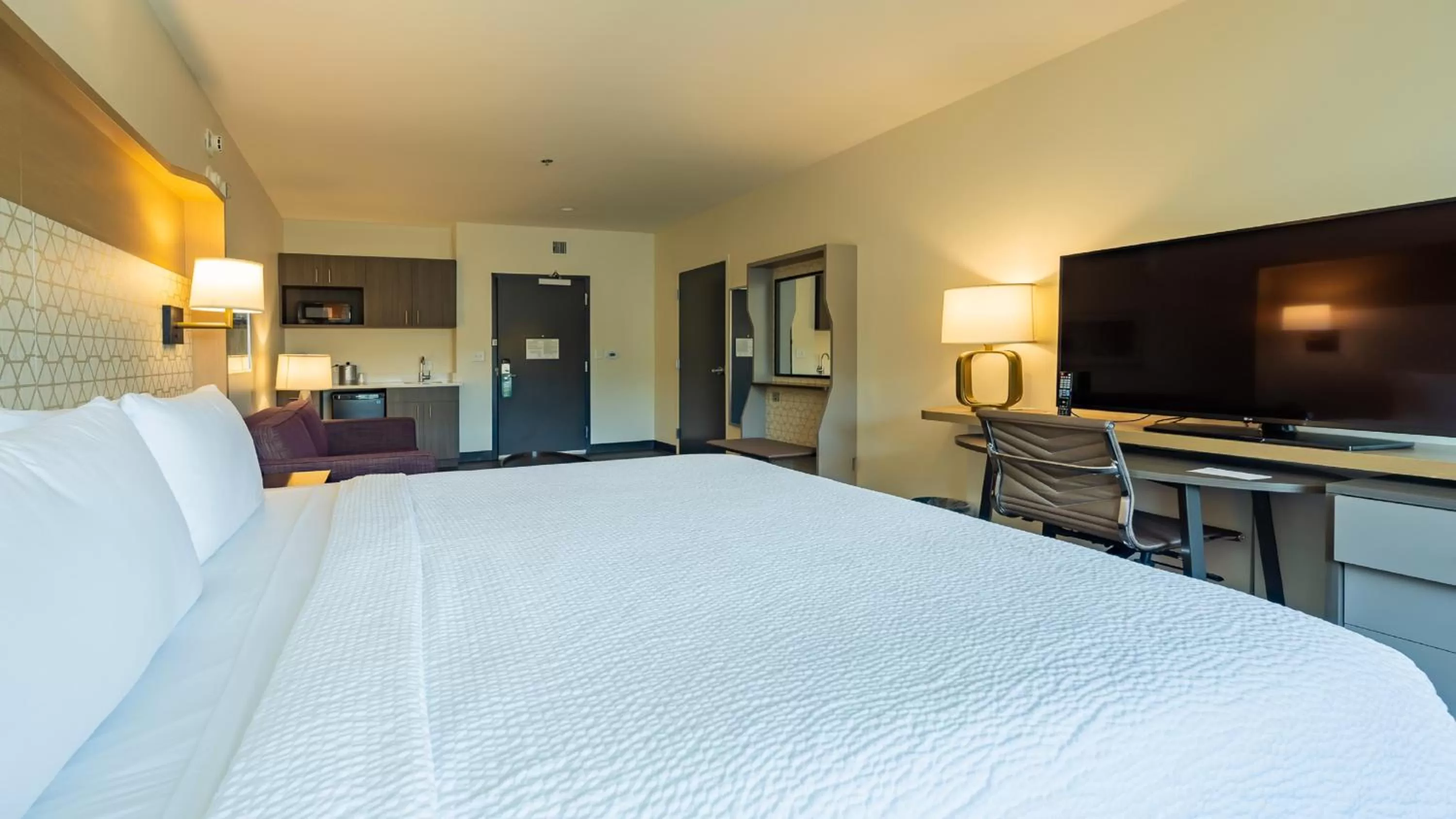 Bed in Holiday Inn & Suites Atlanta Perimeter Dunwoody, an IHG Hotel