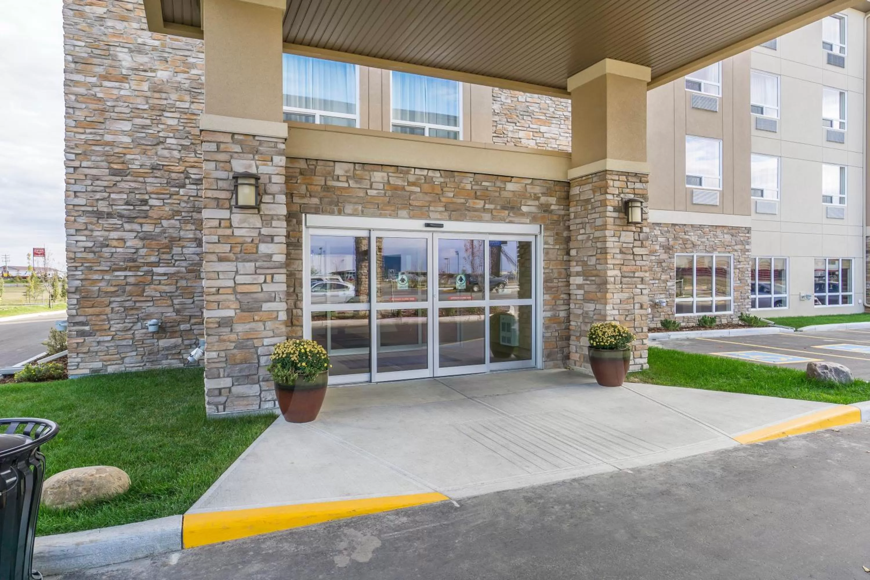 Facade/entrance in Comfort Inn & Suites Edmonton International Airport