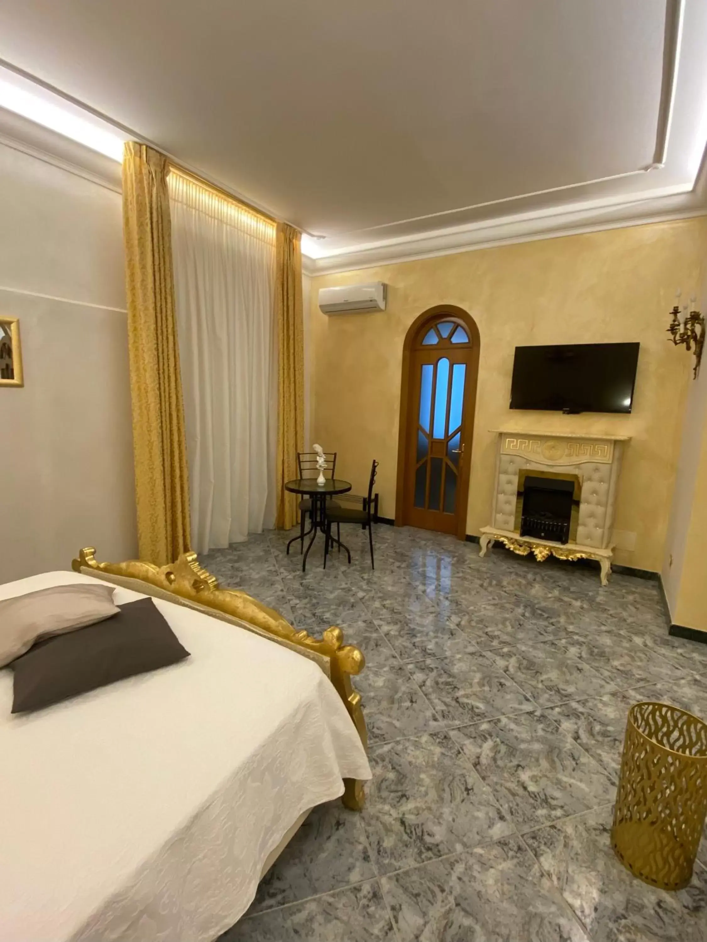 Bed, TV/Entertainment Center in Suite Incentro Salerno