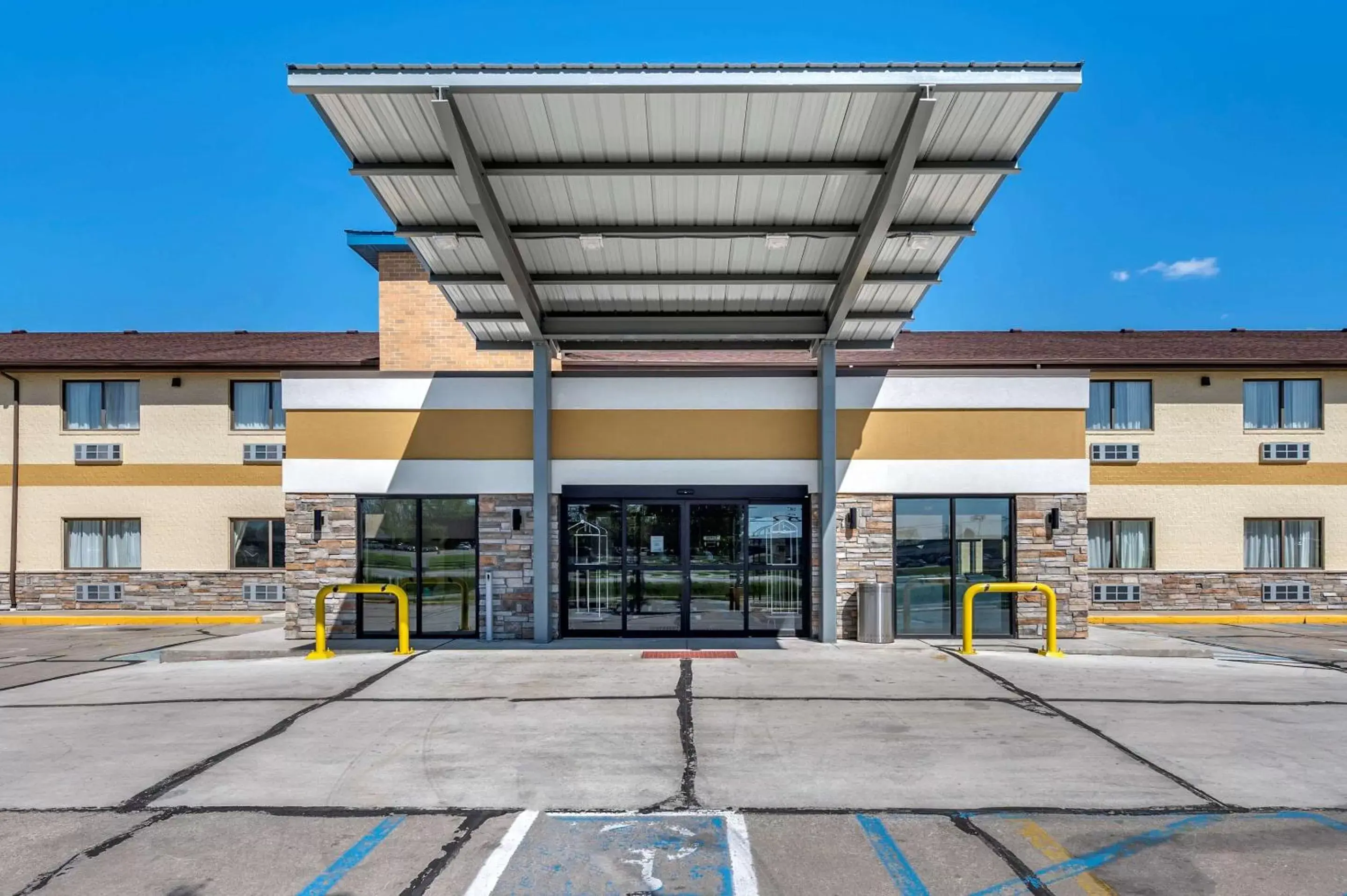 Property building in Comfort Inn Near Kokomo Speedway Property building in Comfort Inn Near Kokomo Speedway