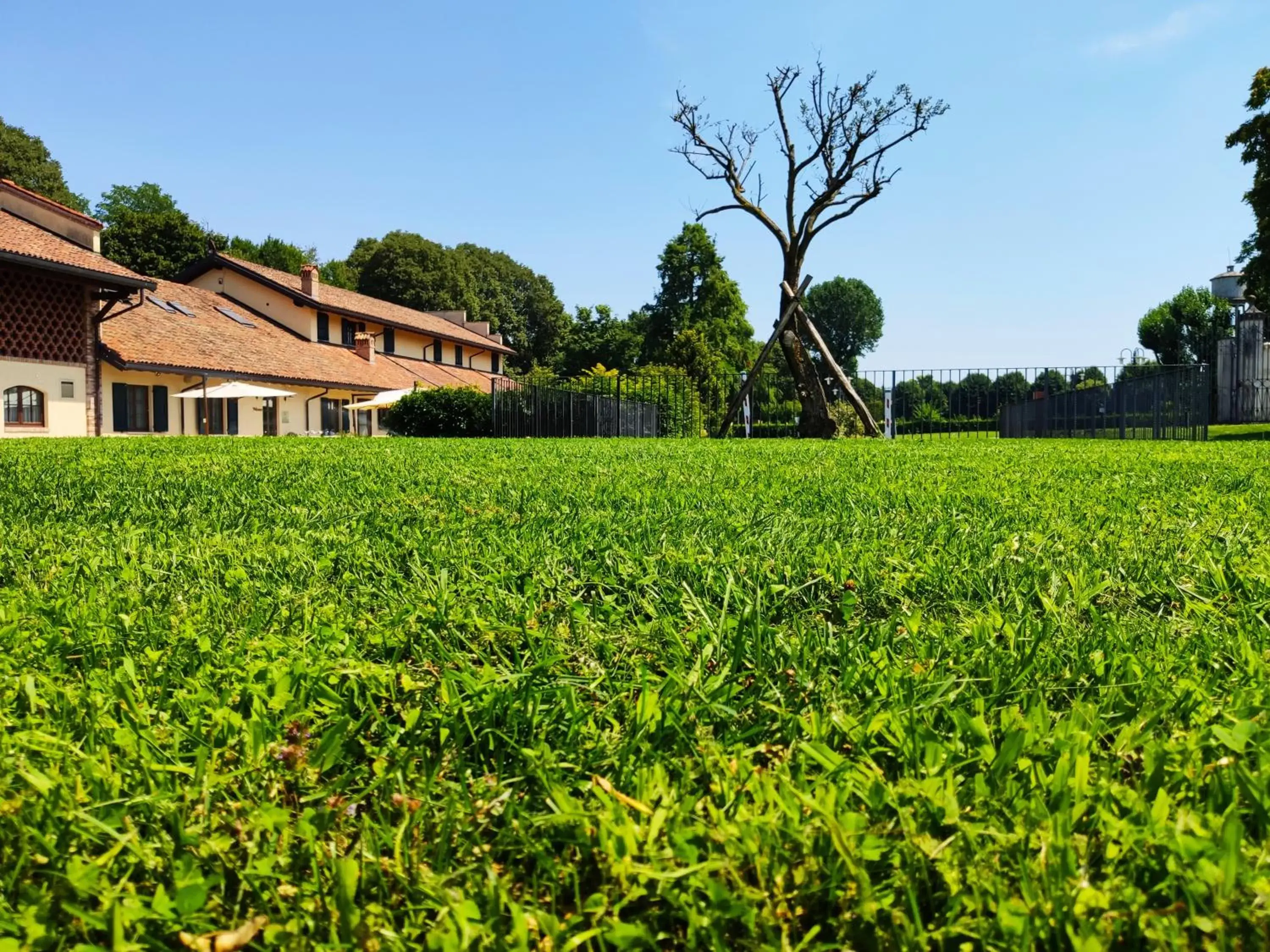 Garden, Property Building in Country Hotel Castelbarco