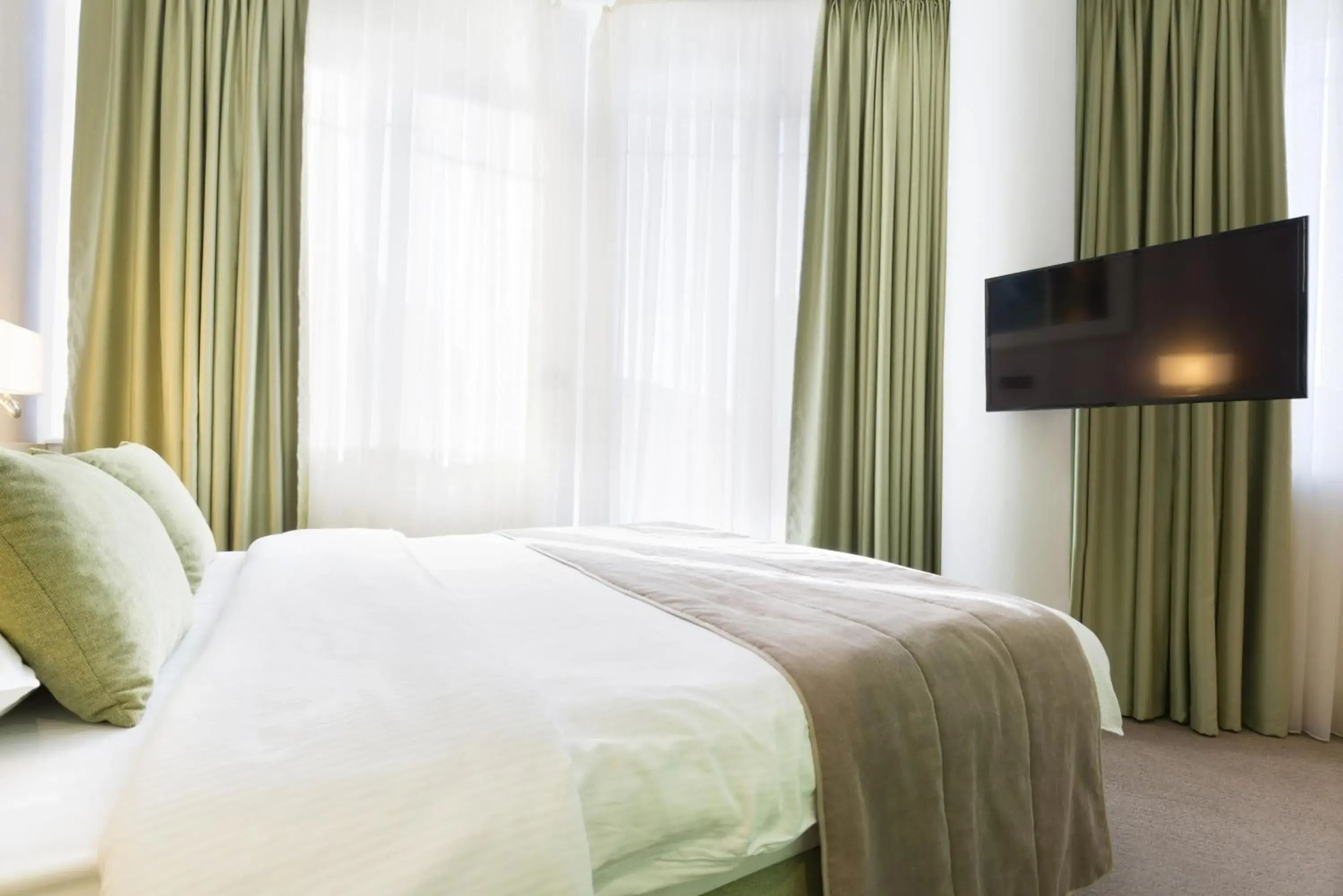 Bedroom, TV/Entertainment Center in Hotel Argo
