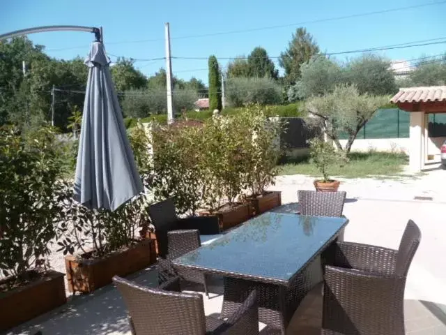 Patio, Restaurant/Places to Eat in Chambre d'hôtes "La Bastide des Eucalyptus"