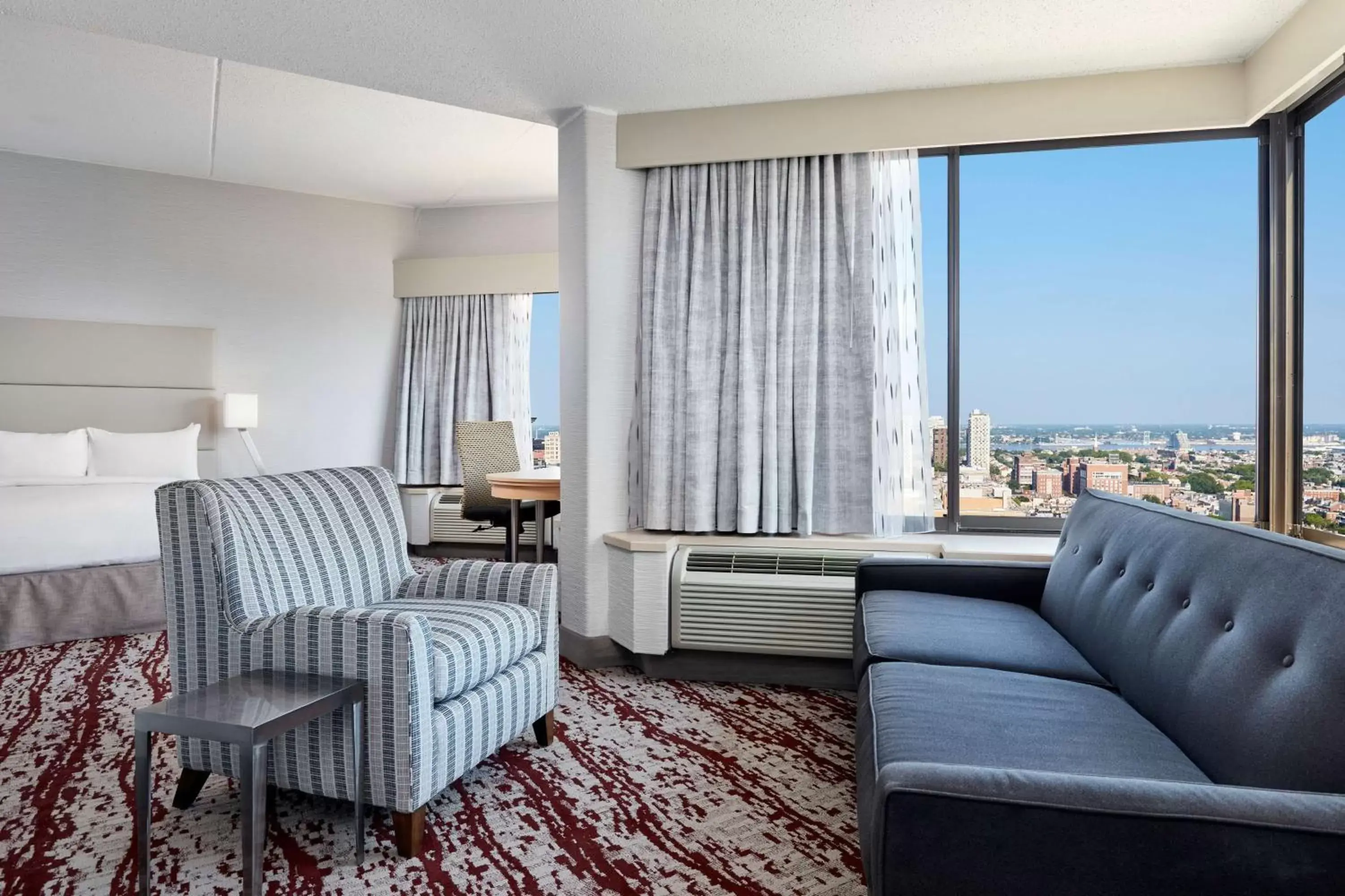 Bed, Seating Area in DoubleTree by Hilton Philadelphia Center City