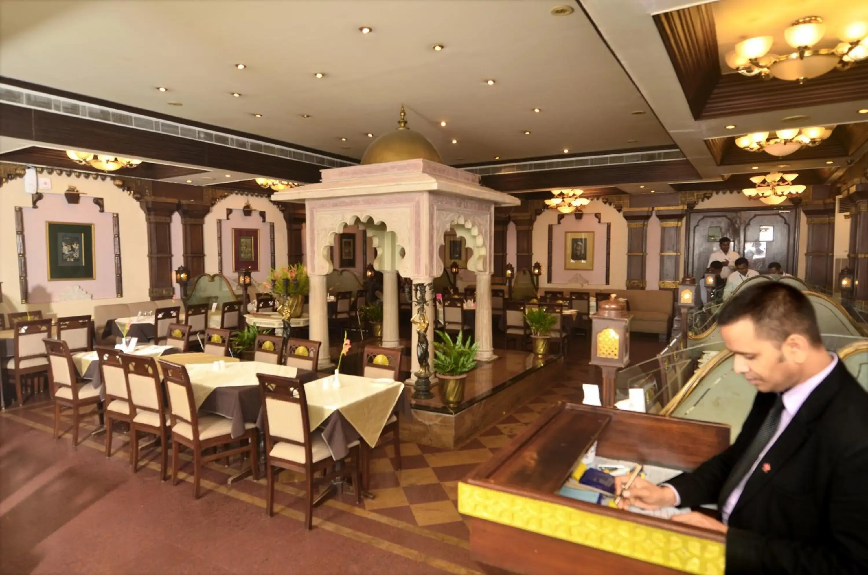 Restaurant/Places to Eat in Empires Hotel