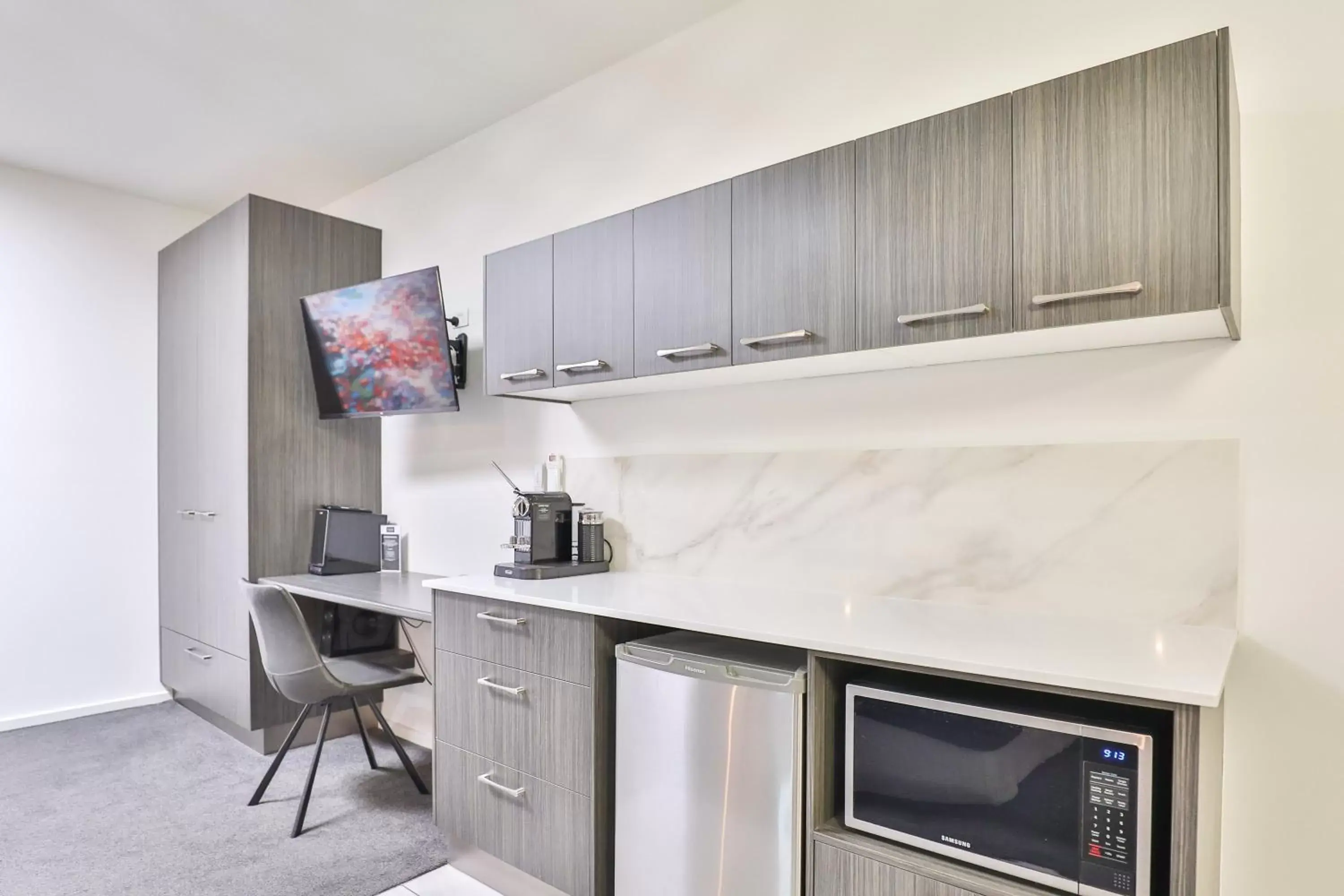 TV and multimedia, Kitchen/Kitchenette in Indulge Apartments - CBD