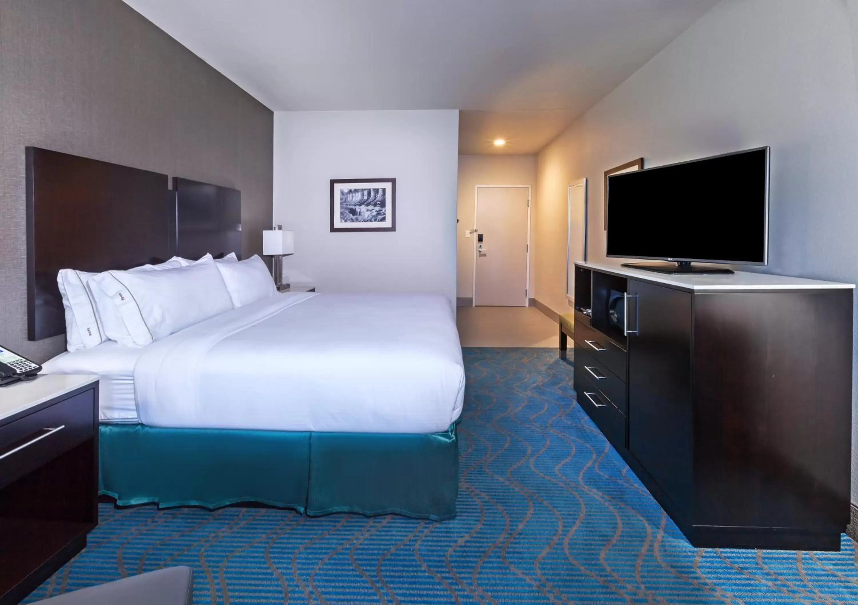 Photo of the whole room, Bed in Holiday Inn Express and Suites Killeen-Fort Hood Area, an IHG Hotel