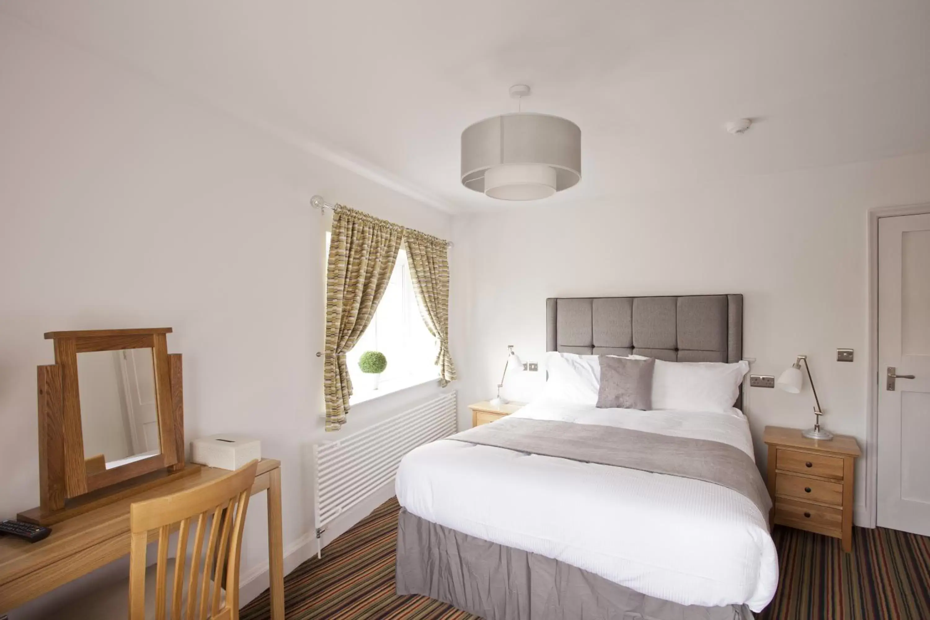 Bedroom, Bed in Burton Stone Inn - Free Parking on site