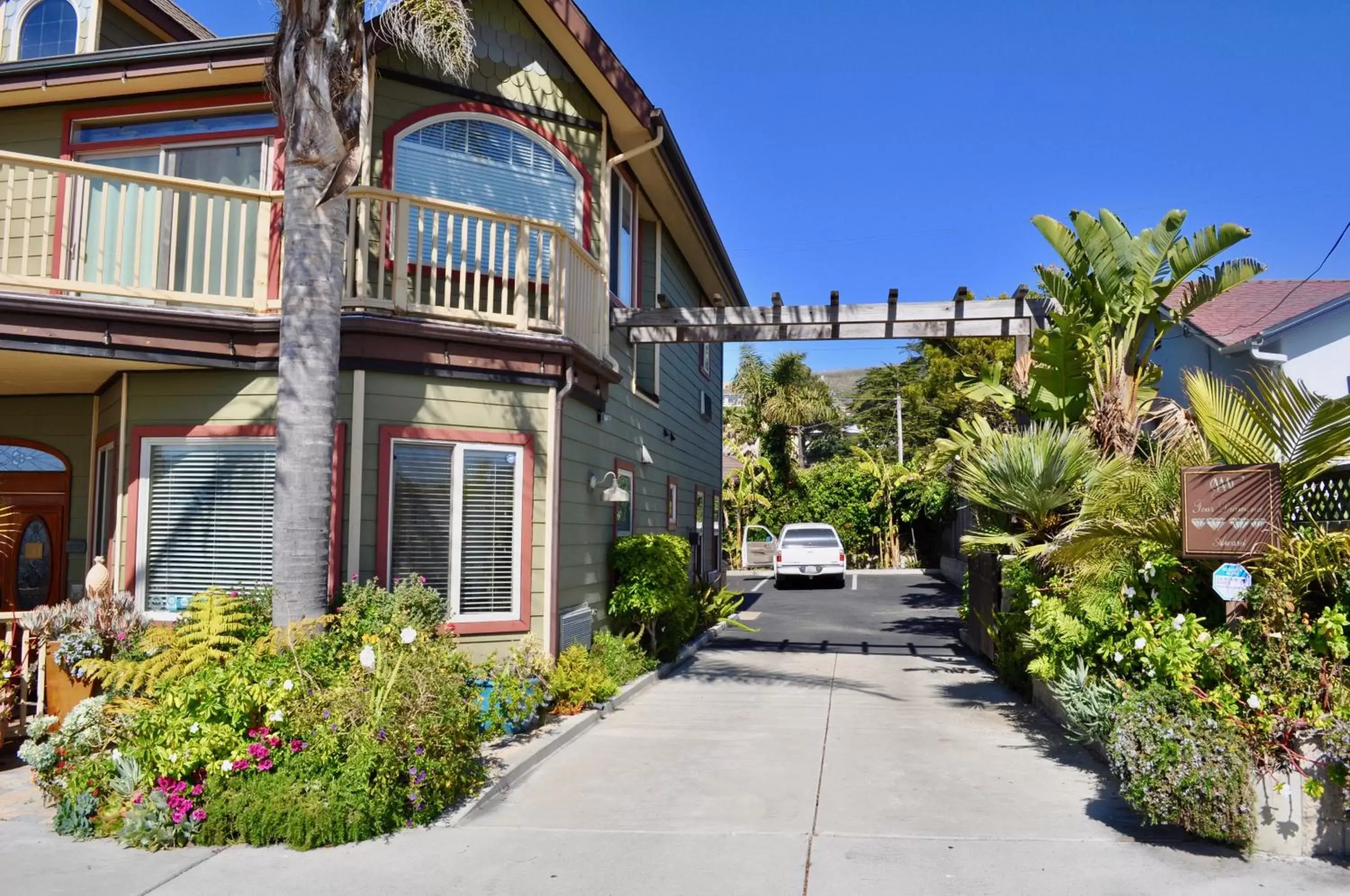 Facade/entrance, Property Building in Cayucos Sunset Inn