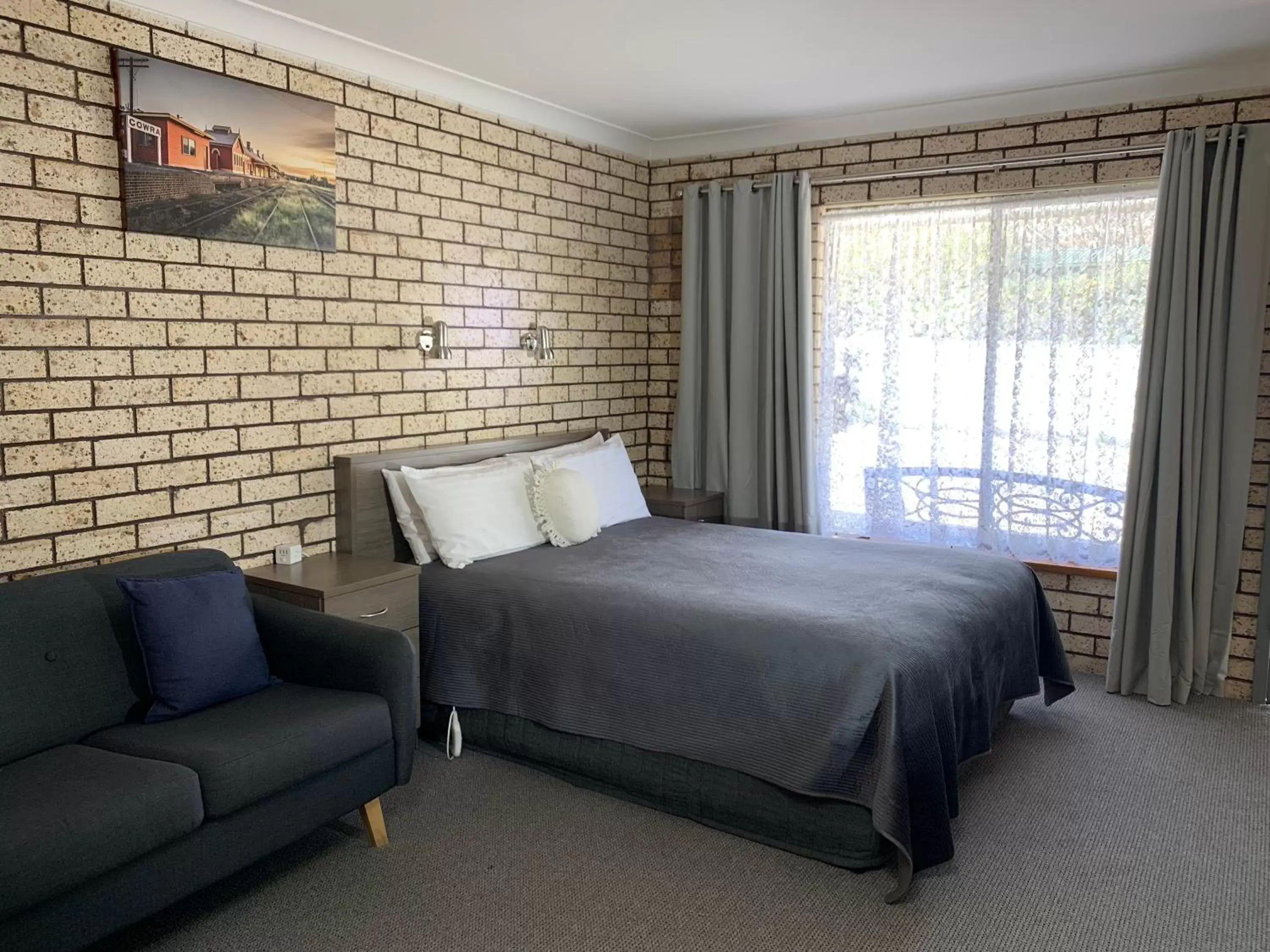 Bed in Cowra Crest Motel