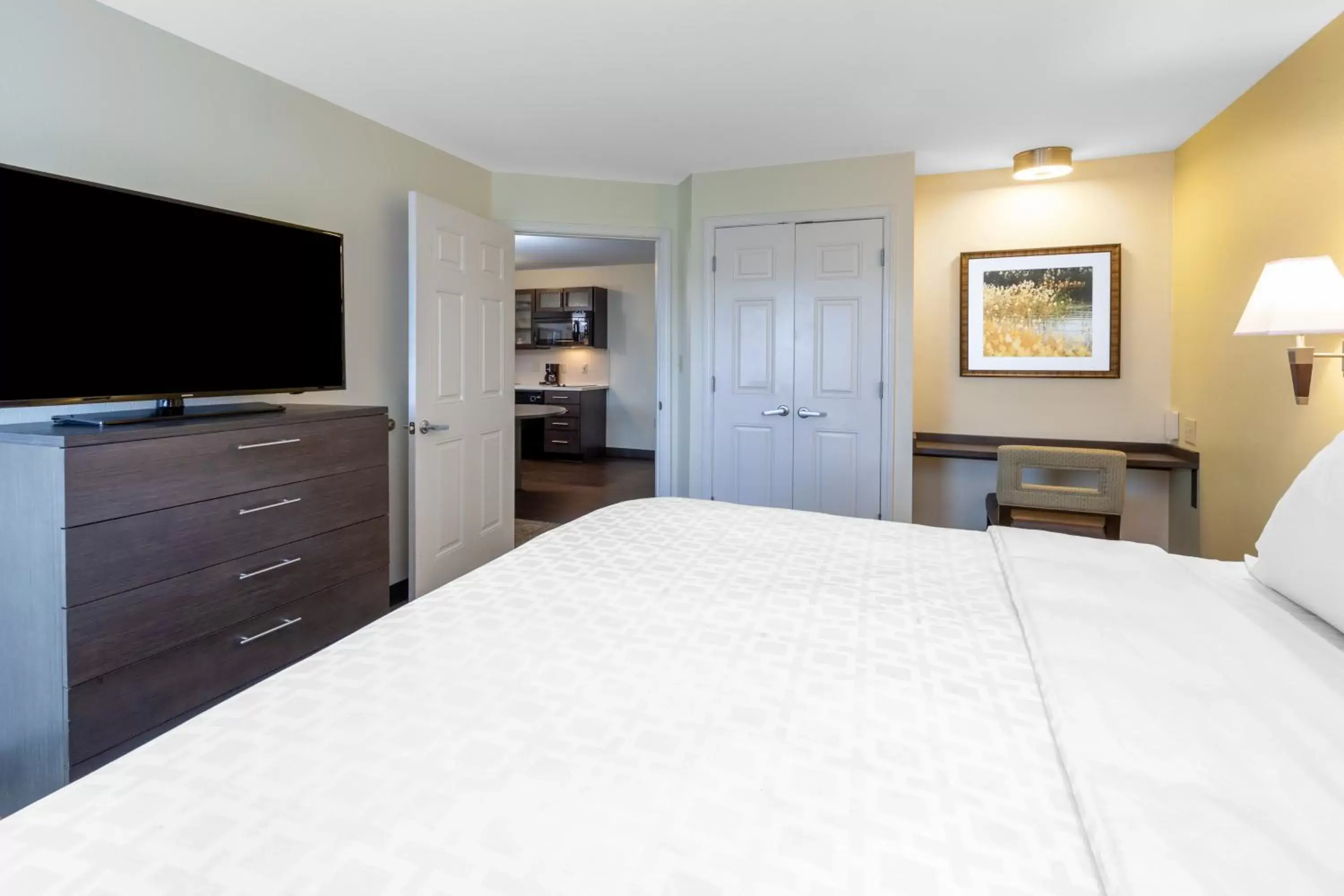 Bedroom, Bed in Candlewood Suites Kalamazoo, an IHG Hotel