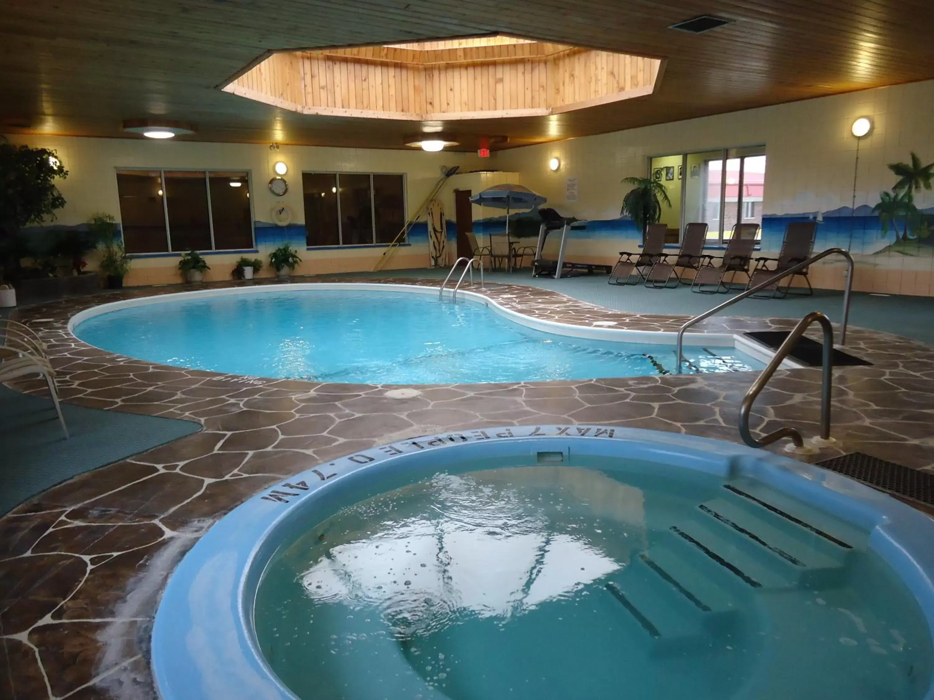 Swimming Pool in Canway Inn & Suites