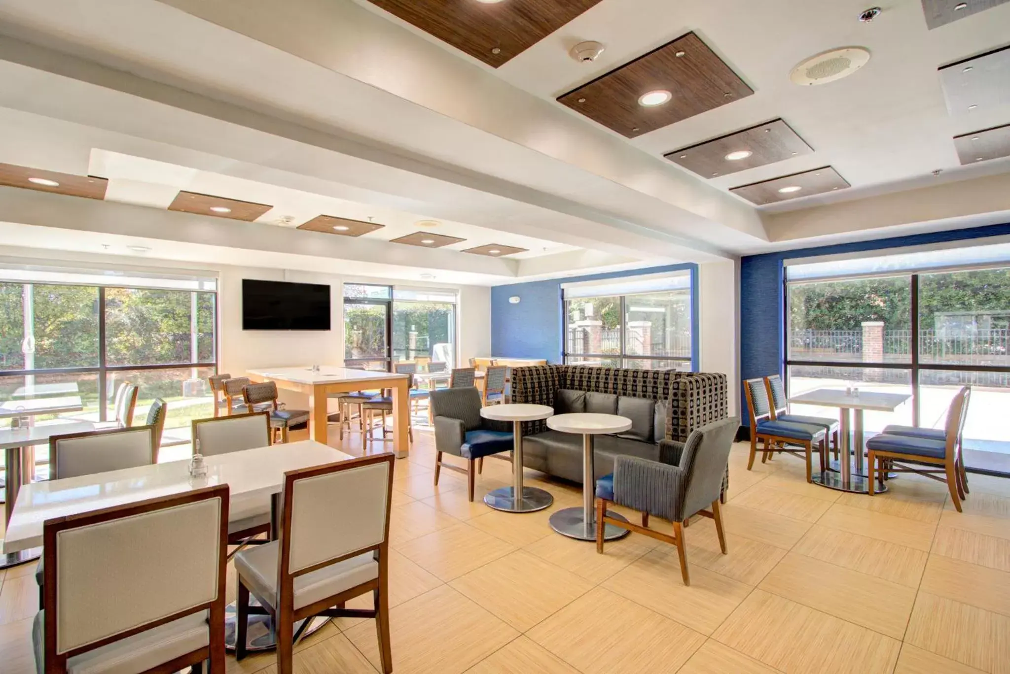 Breakfast, Restaurant/Places to Eat in Holiday Inn Express & Suites Charlotte-Concord-I-85, an IHG Hotel