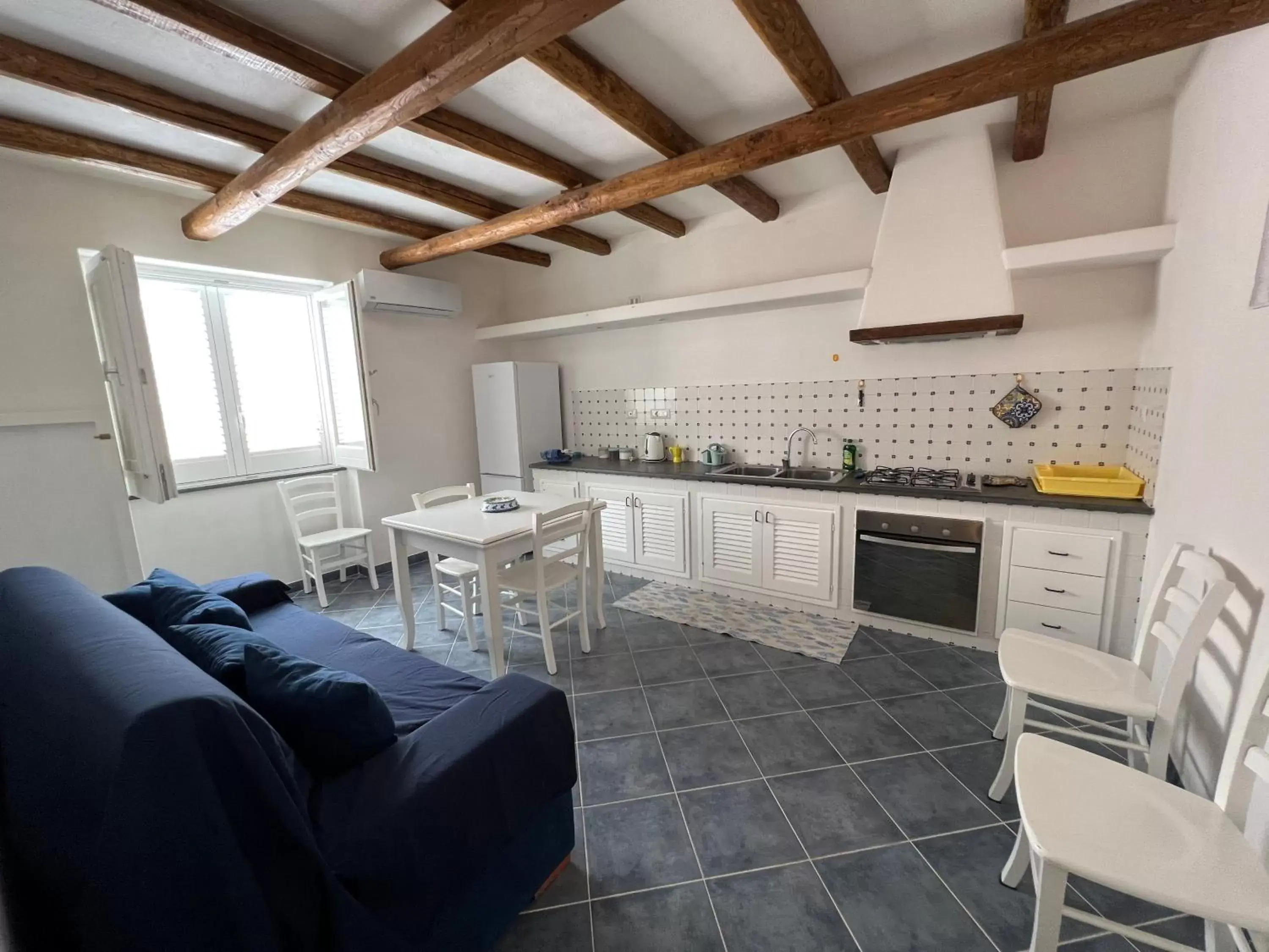 Kitchen or kitchenette, Seating Area in Lo Nardo Accommodation