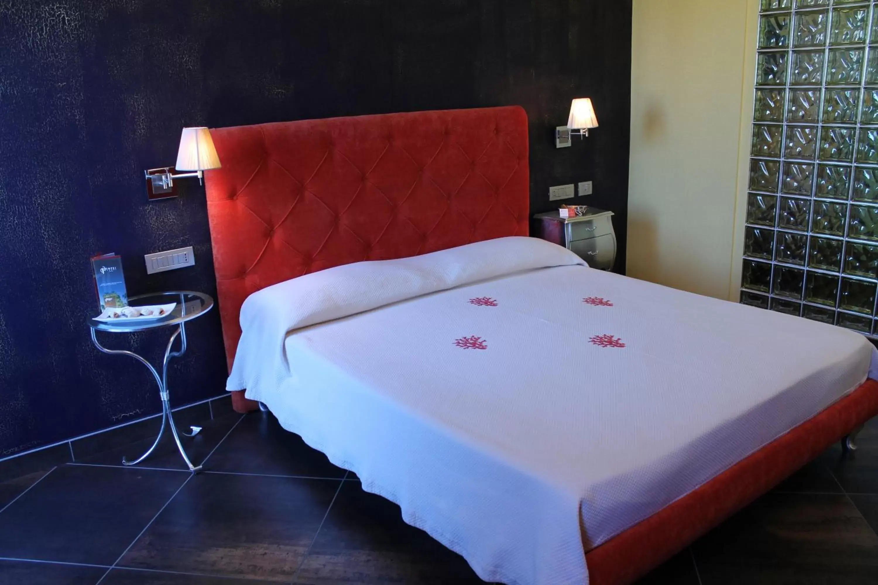 Photo of the whole room, Bed in Abalon Pompei Resort