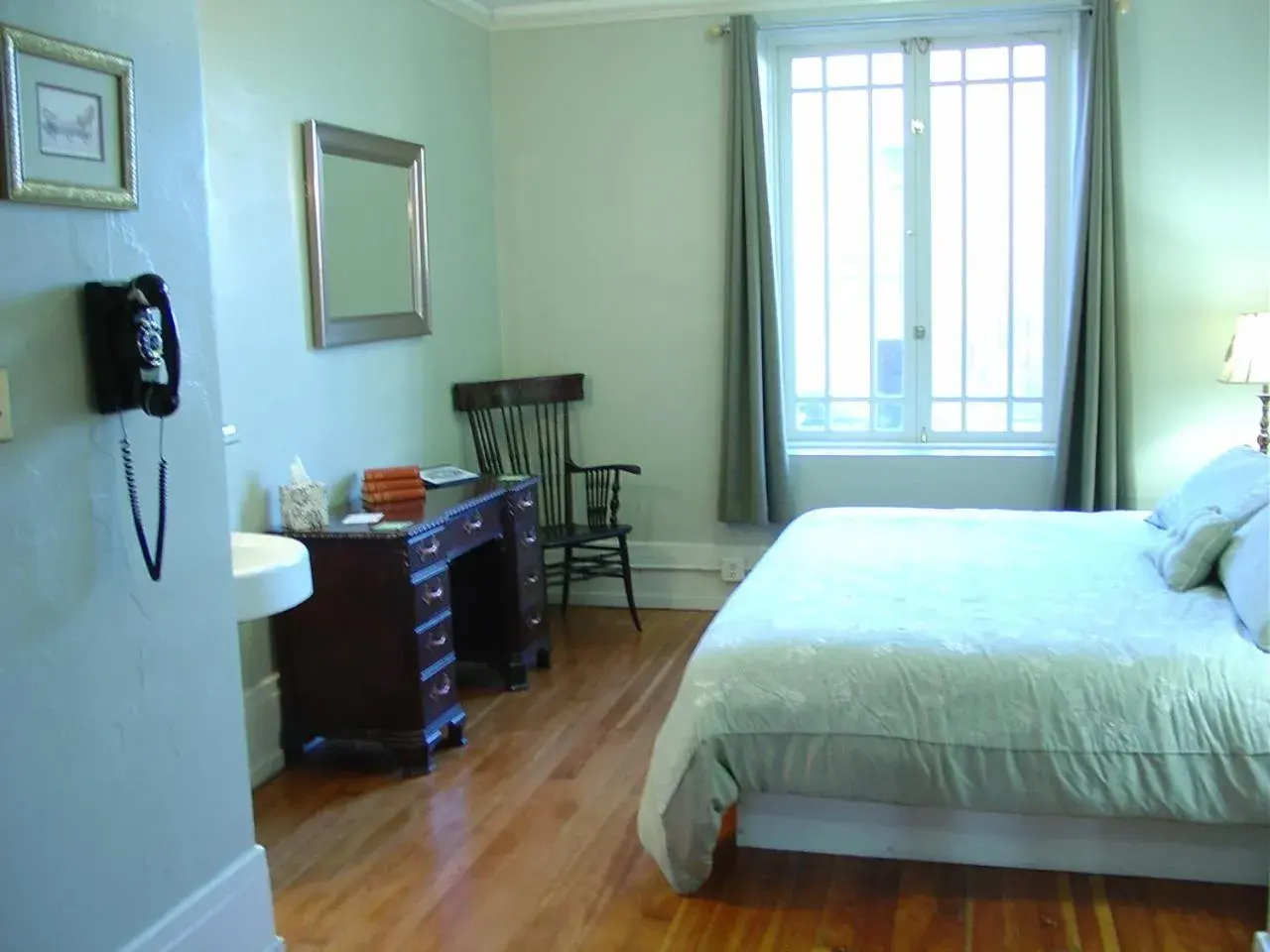 Bedroom in Centralia Square Grand Ballroom and Hotel