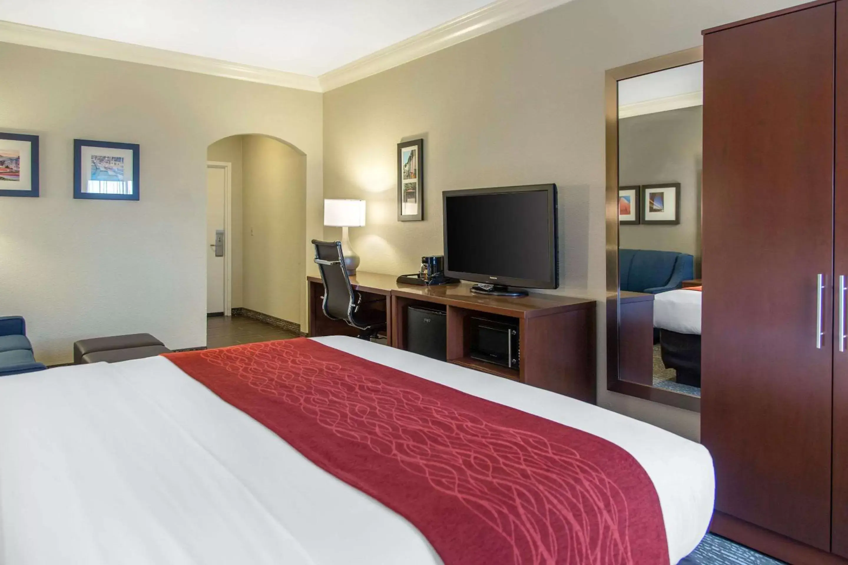 Photo of the whole room, Bed in Comfort Inn & Suites San Francisco Airport North