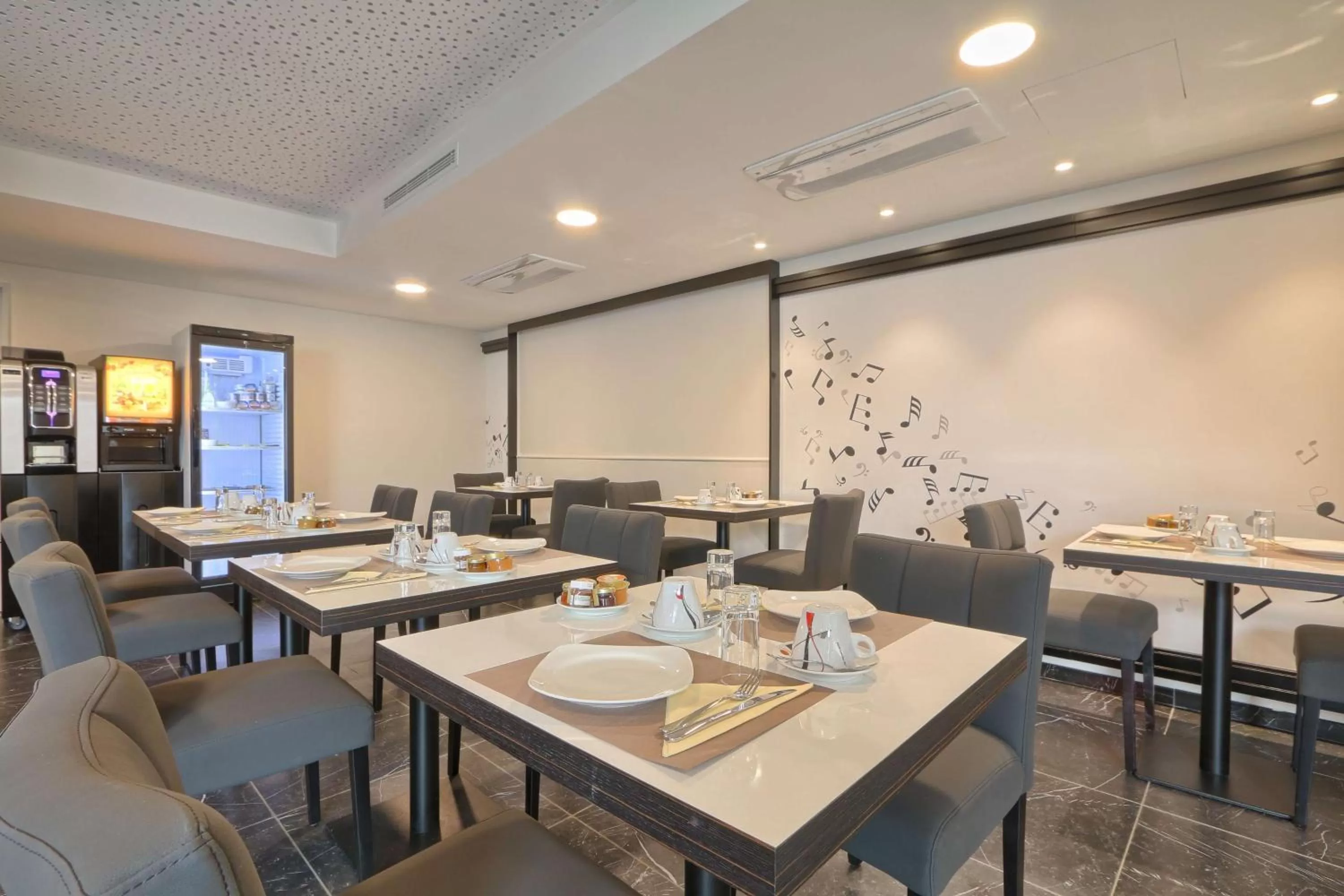 Restaurant/places to eat in Best Western Hôtel Journel Paris Sud