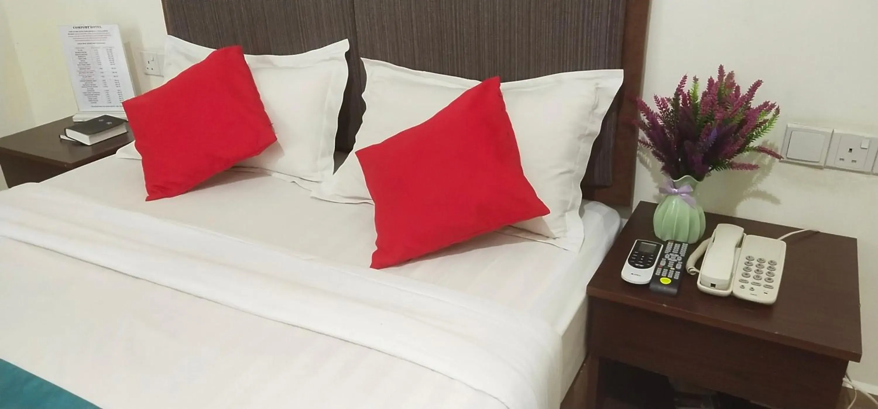 Bed in OYO 750 Comfort Hotel