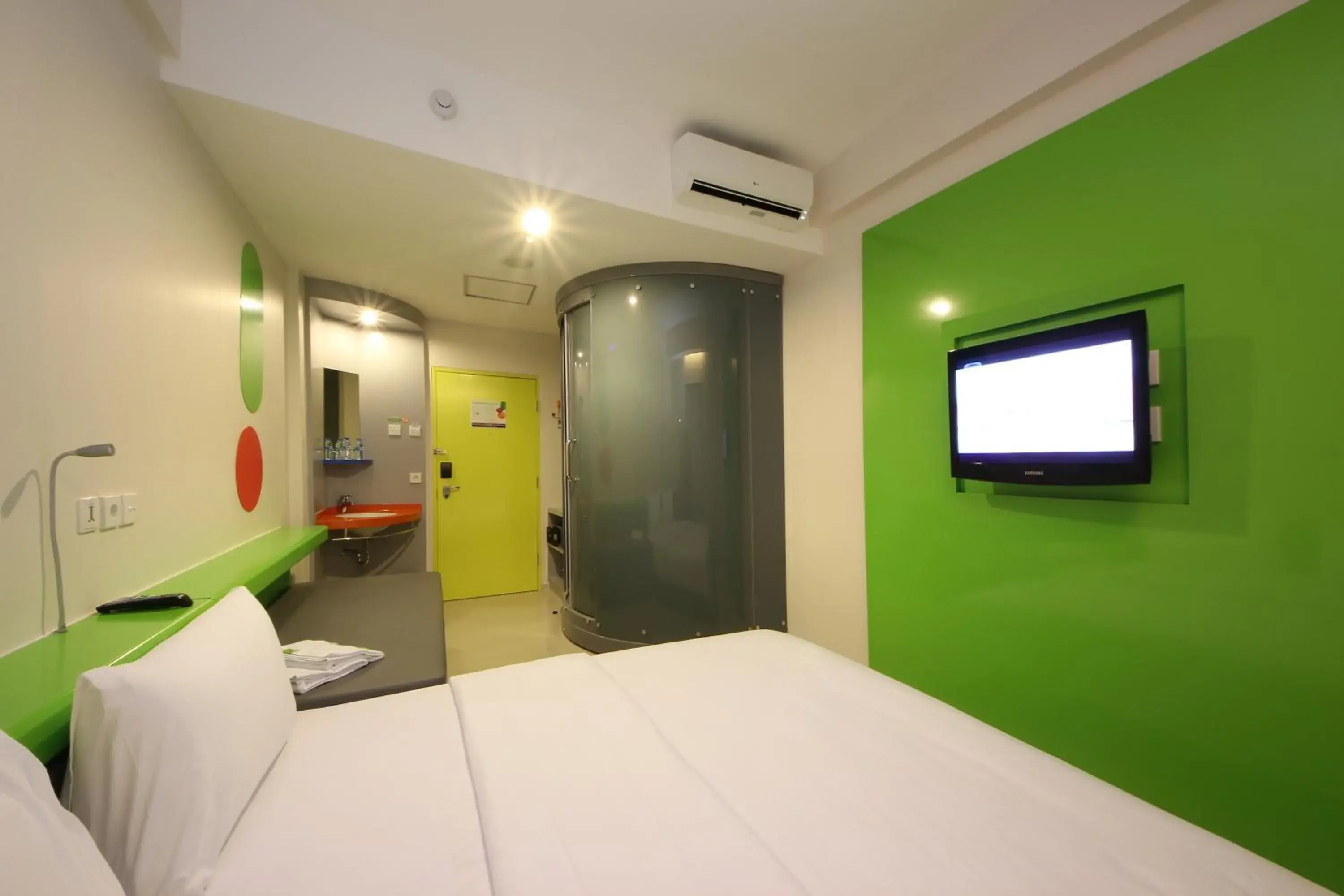 Bed, TV/Entertainment Center in Pop! Hotel Kuta Beach