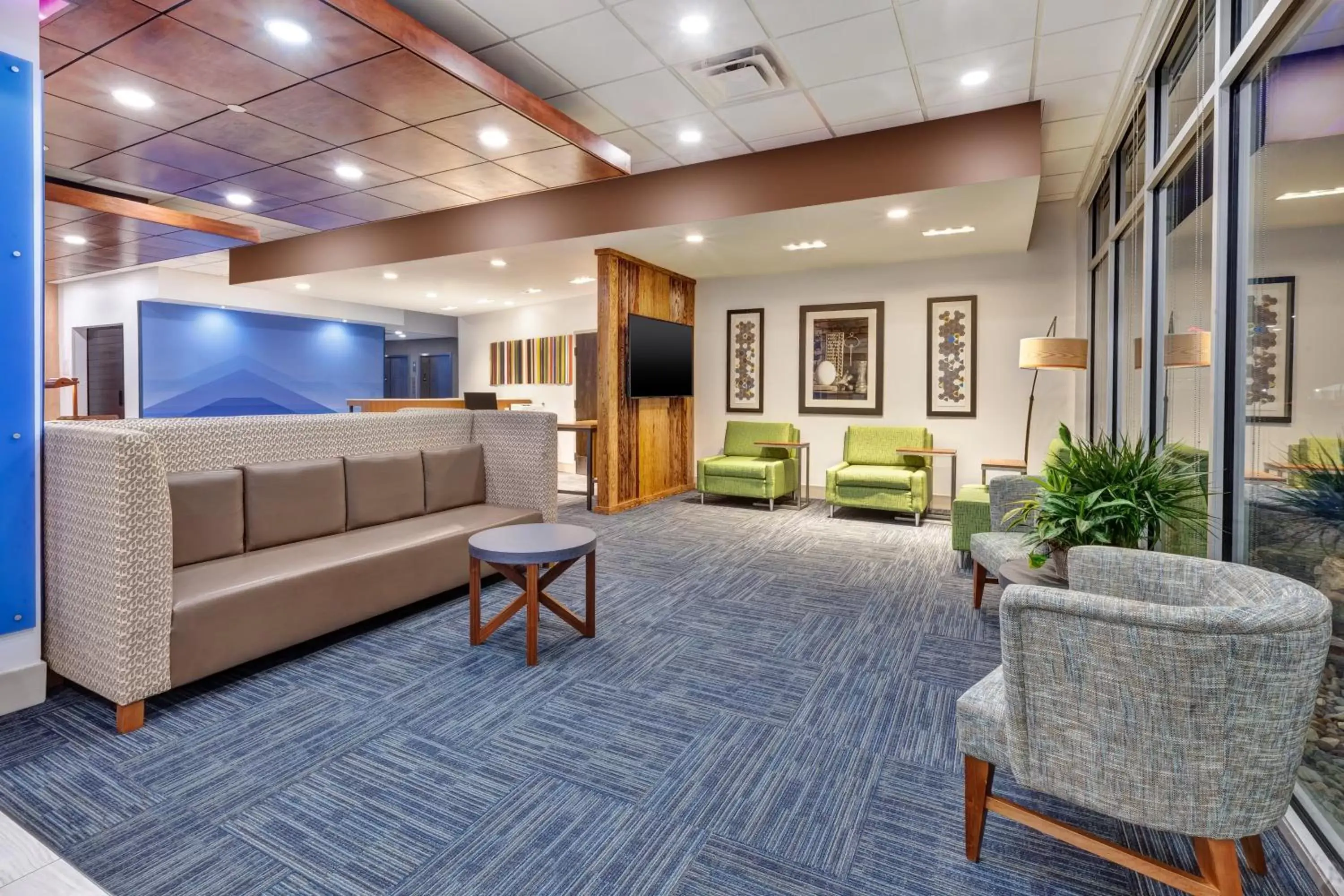 Property building, Lobby/Reception in Holiday Inn Express & Suites - Milan - Sandusky Area, an IHG Hotel