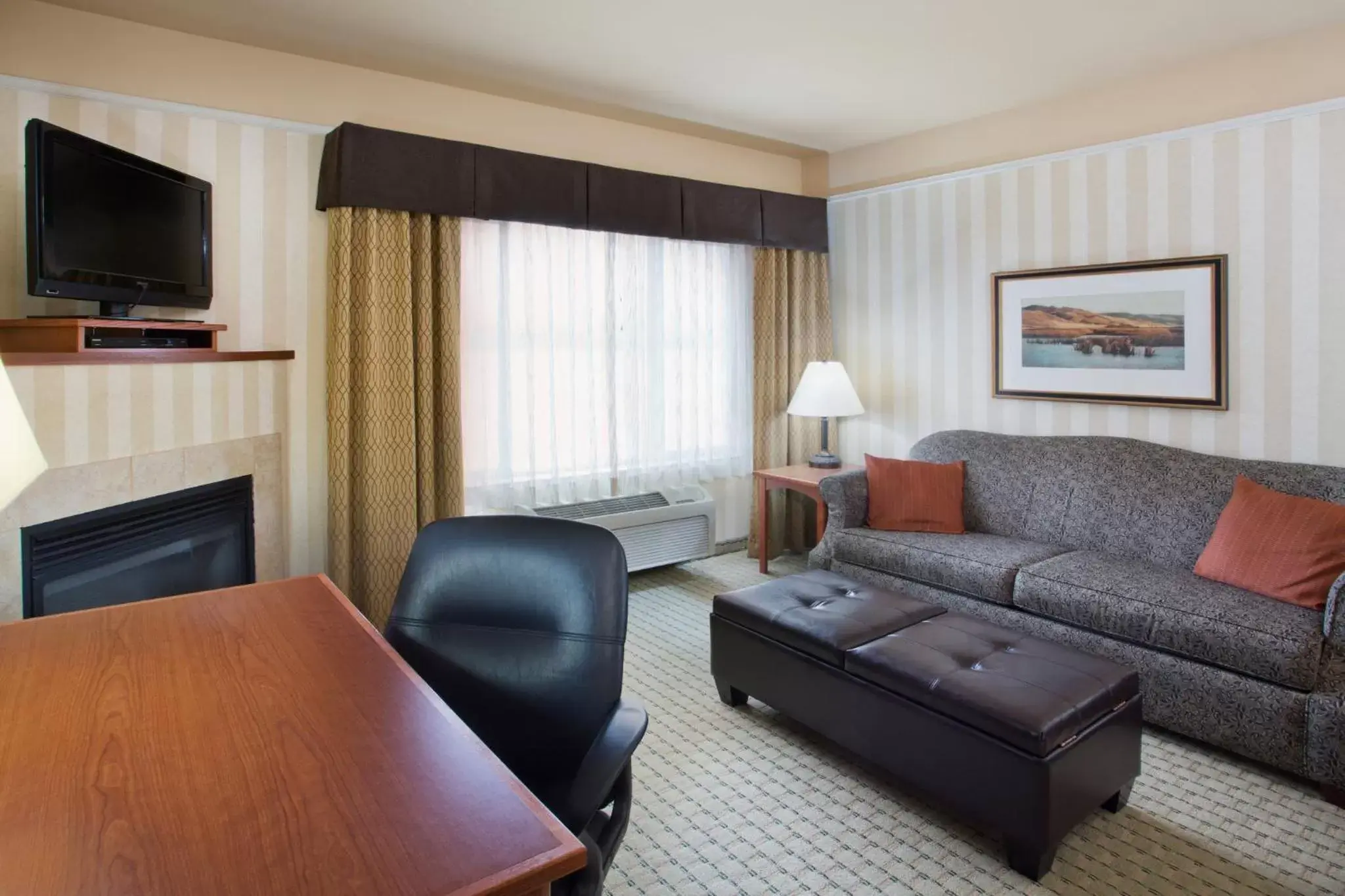 Photo of the whole room, Seating Area in Holiday Inn Express Hotel & Suites Astoria, an IHG Hotel