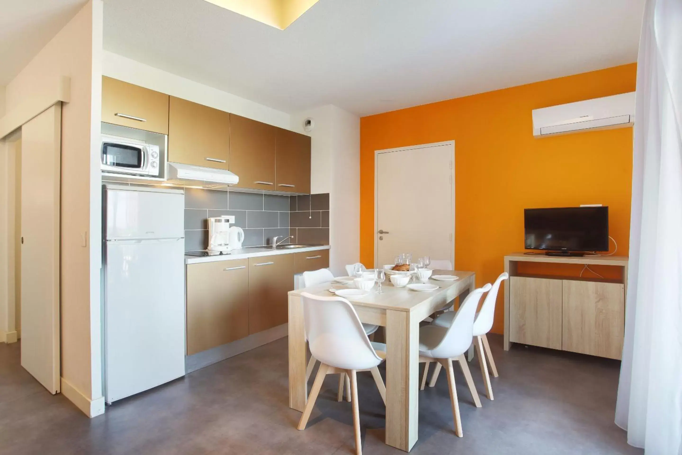 Kitchen or kitchenette, Dining Area in Résidence Odalys Terra Gaia