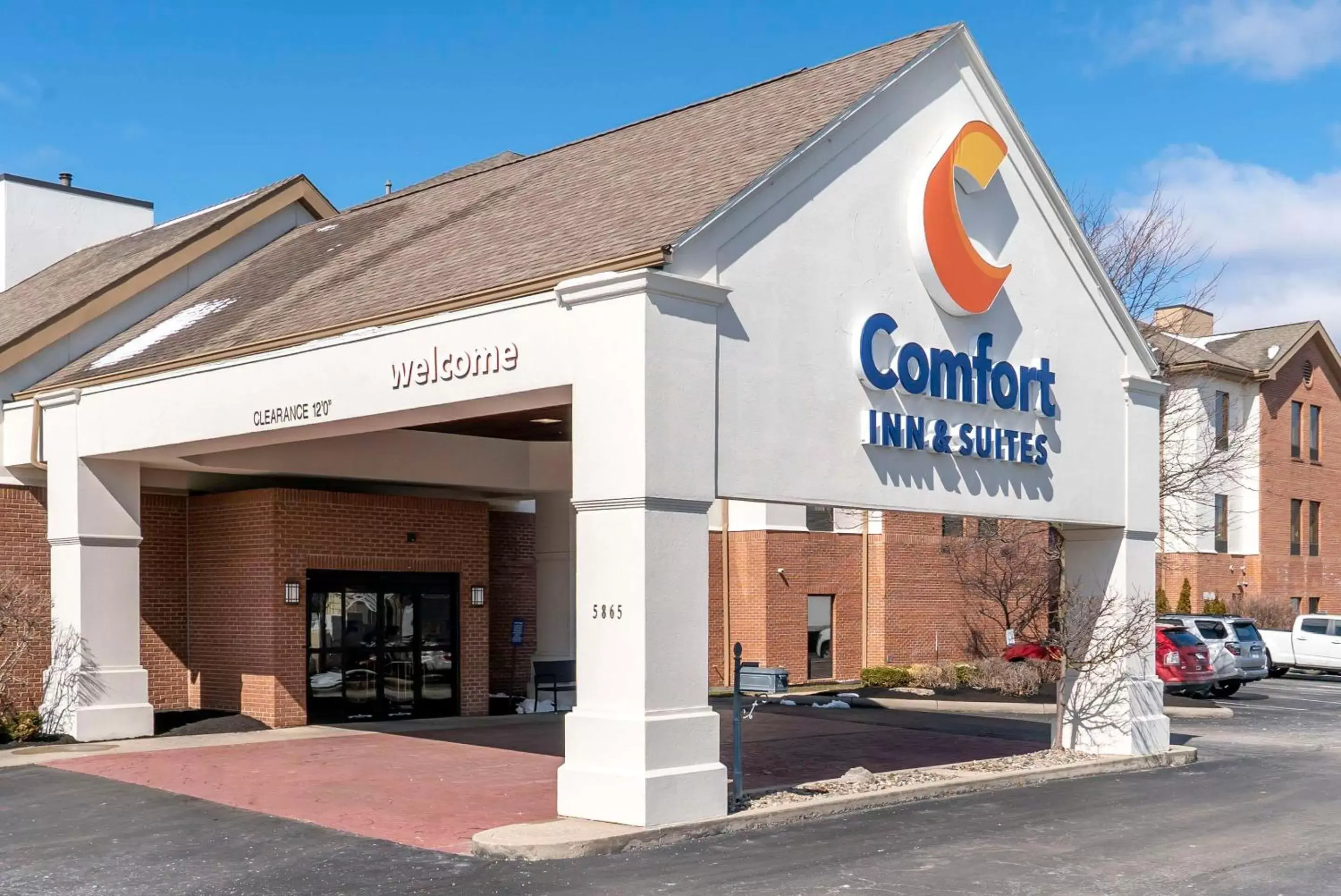 Property Building in Comfort Inn & Suites