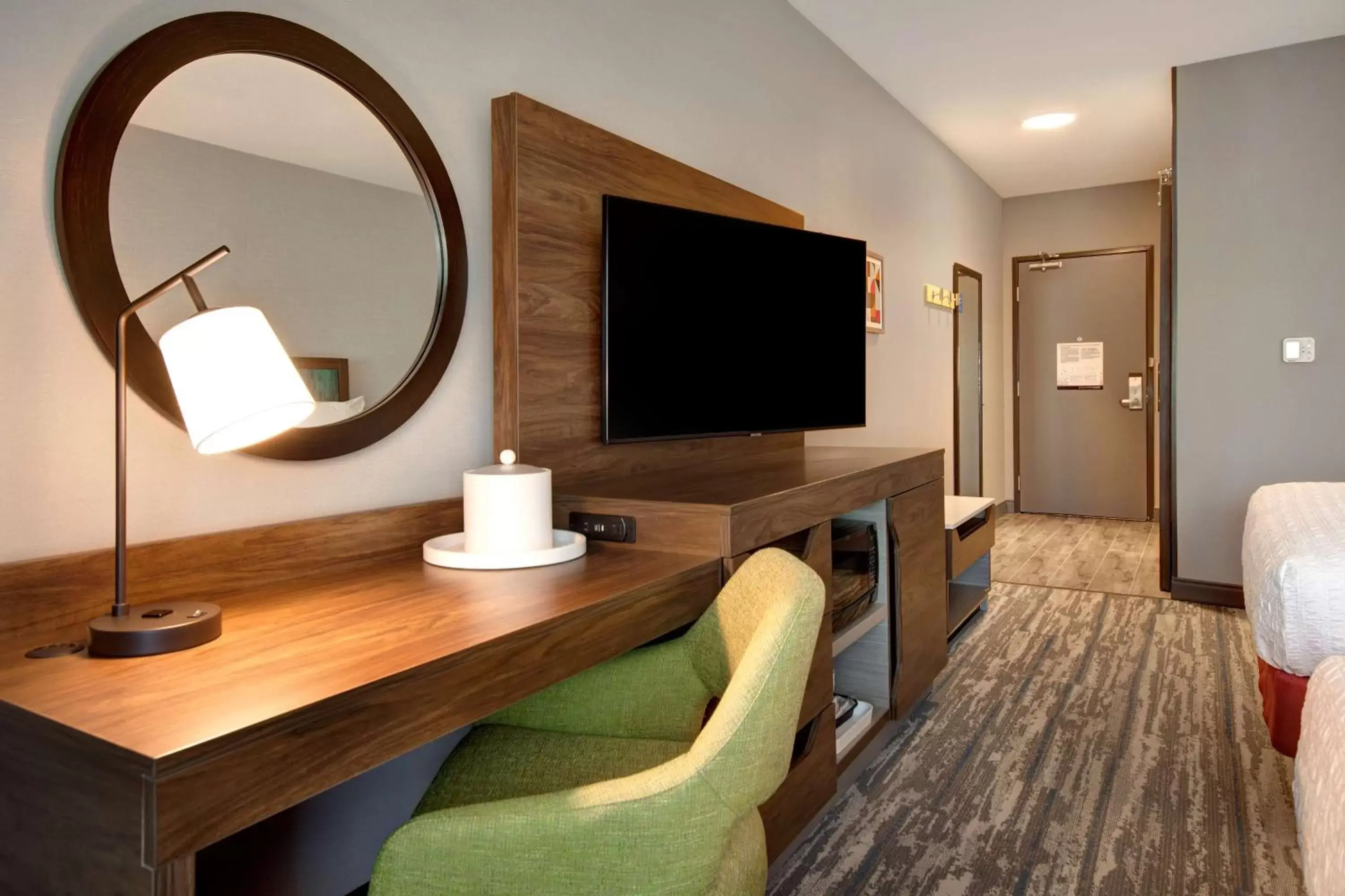 Bedroom, TV/Entertainment Center in Hampton Inn & Suites By Hilton Rancho Cucamonga