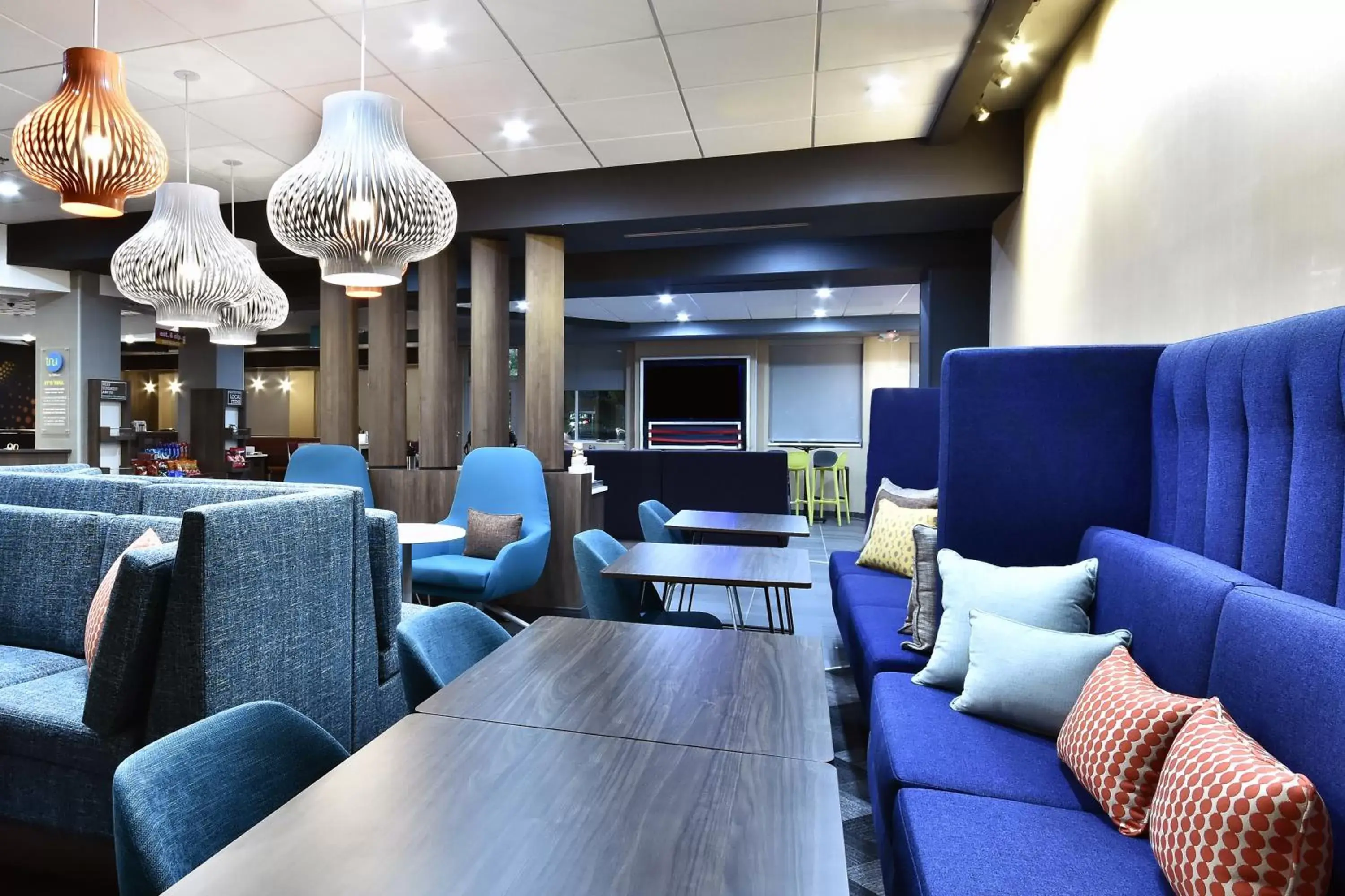 Communal lounge/ TV room, Lounge/Bar in Tru By Hilton Beckley, Wv