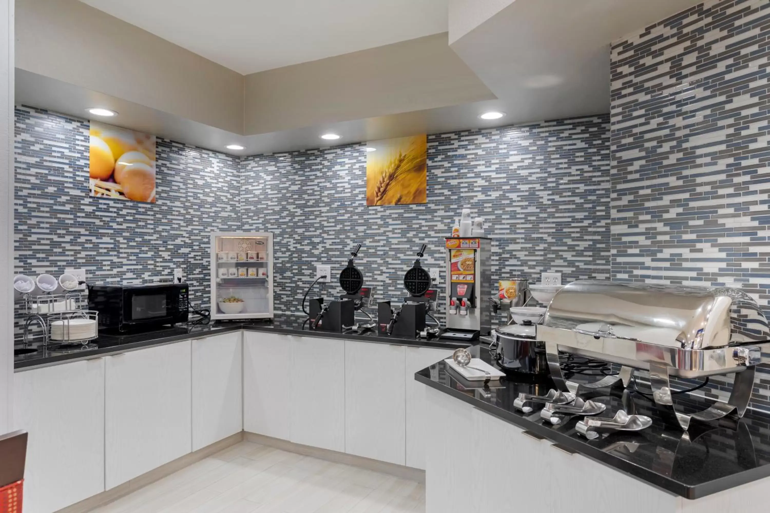 Breakfast in Comfort Inn & Suites Memphis East Breakfast in Comfort Inn & Suites Memphis East