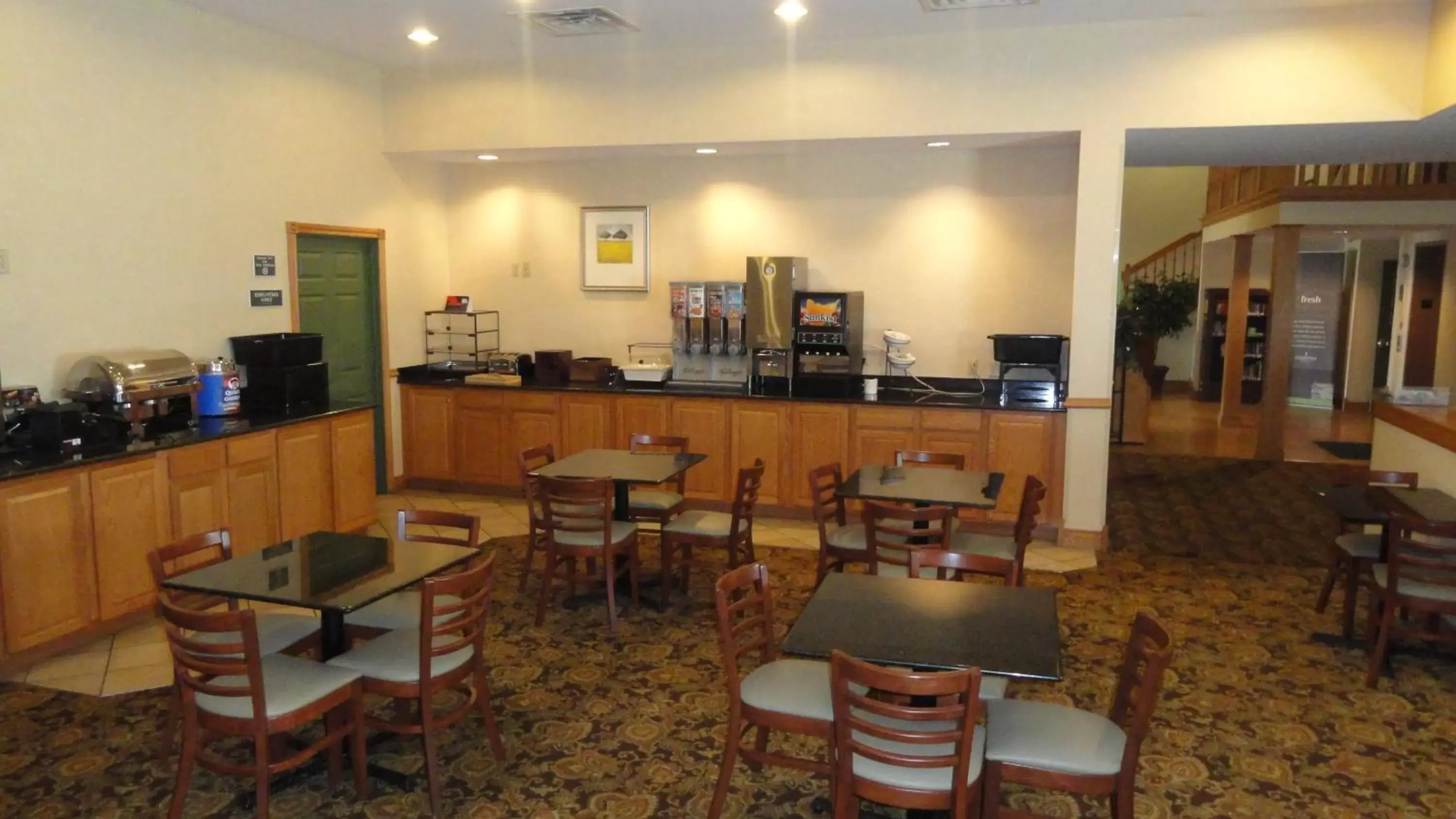 Dining area, Restaurant/Places to Eat in Country Inn & Suites by Radisson, Kalamazoo, MI