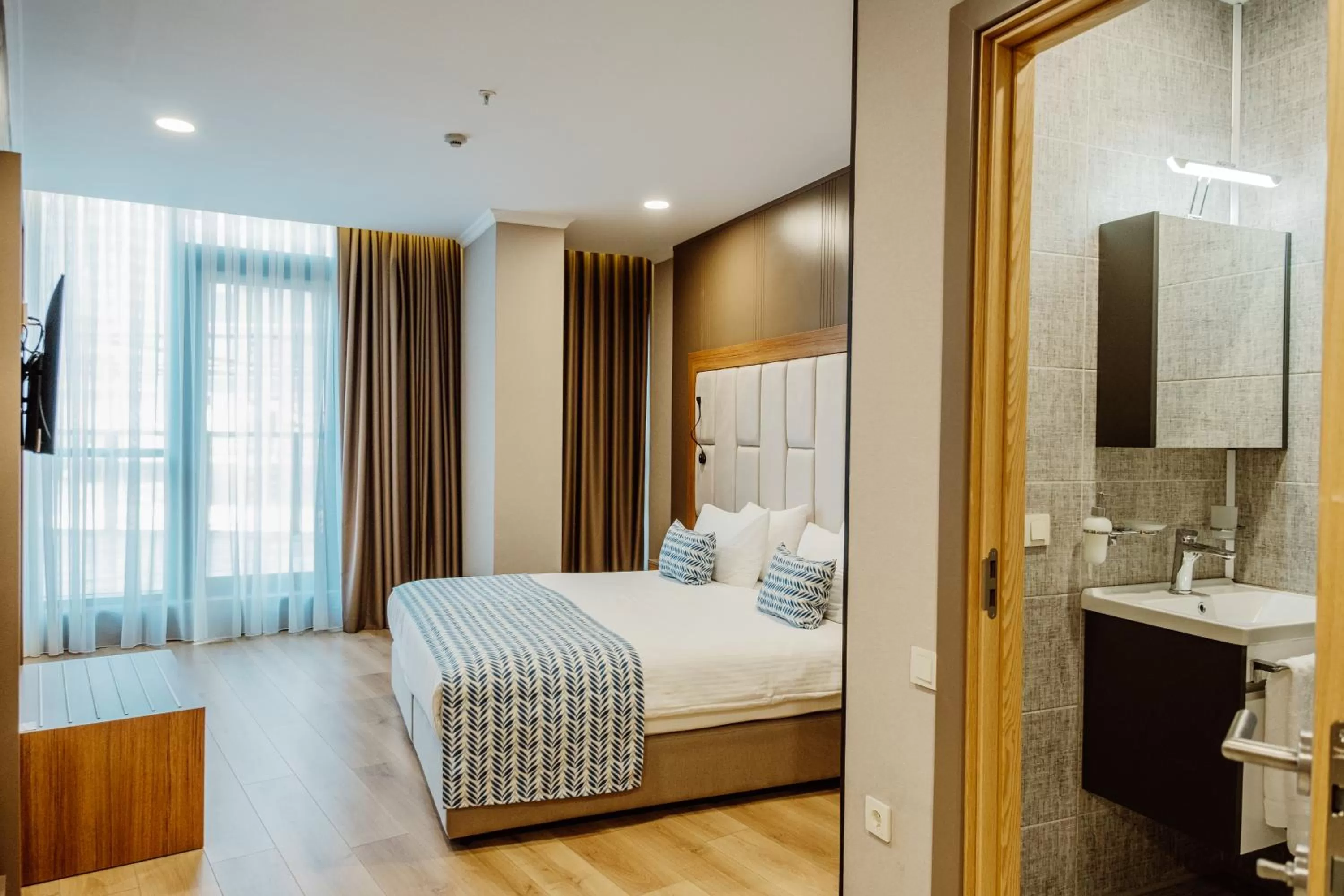 Photo of the whole room, Bed in King Solomon Batumi Hotel