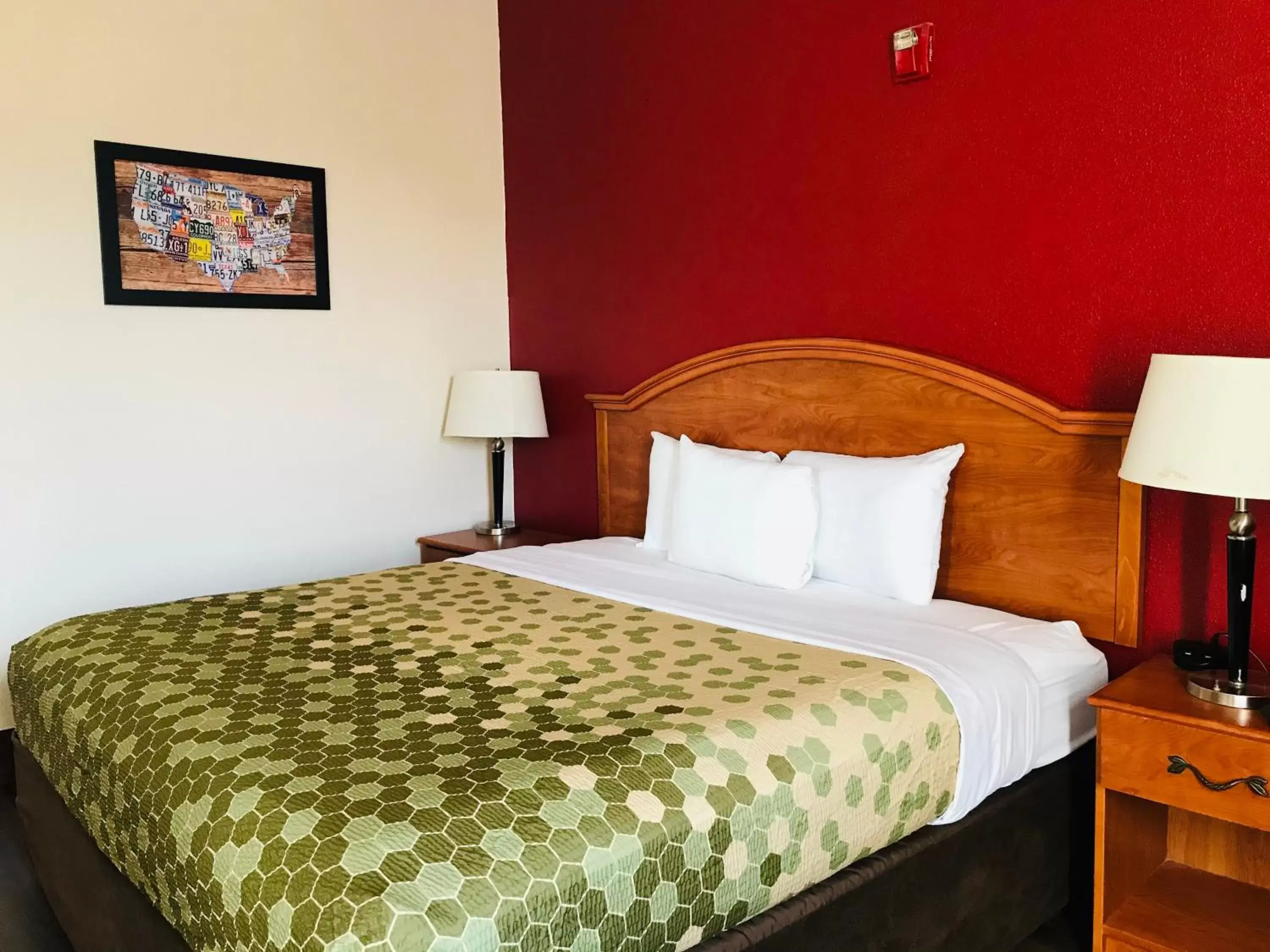 Bedroom, Bed in Econo Lodge Inn & Suites Beaumont