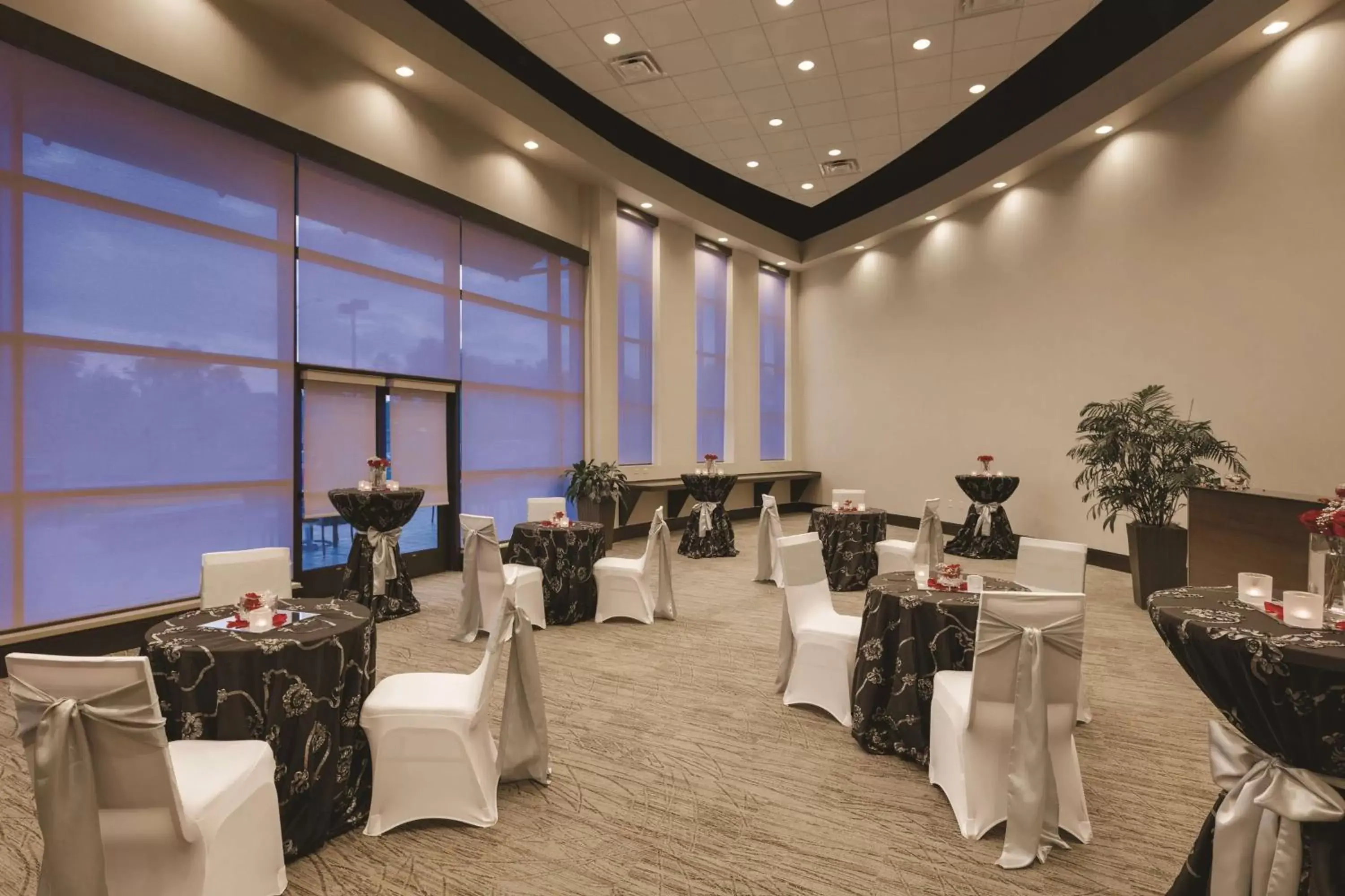 Meeting/conference room, Restaurant/Places to Eat in Embassy Suites Springfield