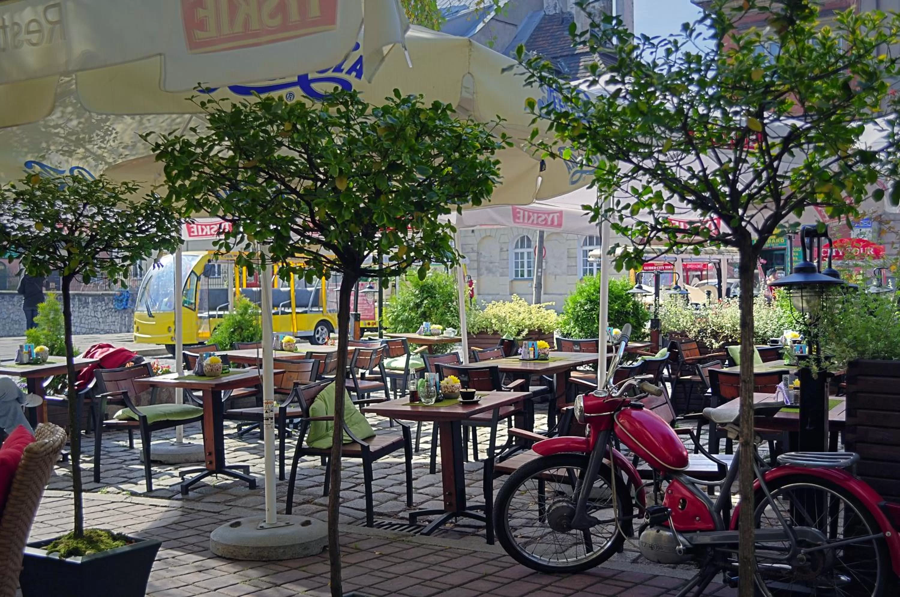 Restaurant/places to eat in Hotel Ester