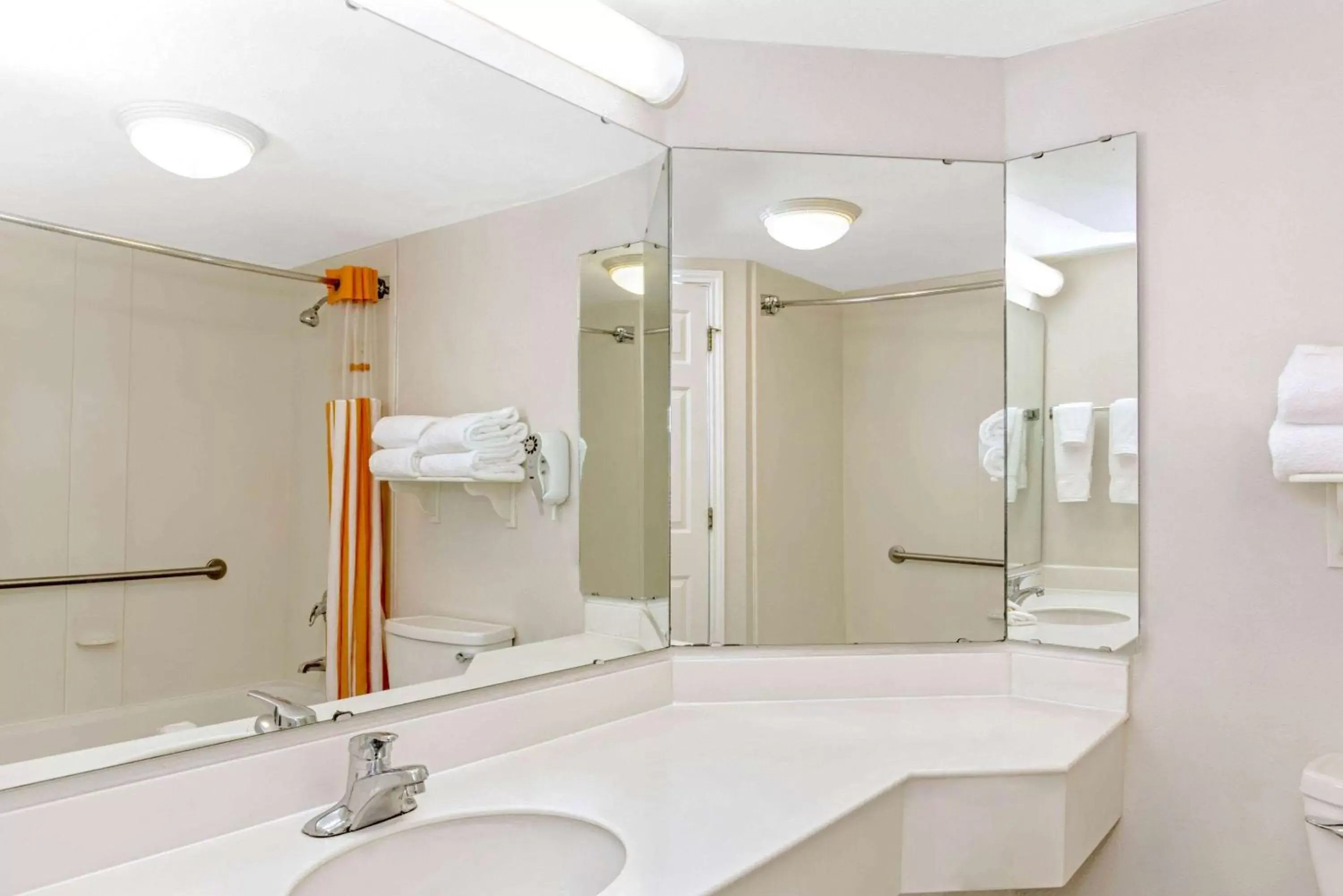 TV and multimedia, Bathroom in La Quinta by Wyndham Orlando I Drive/Conv Center