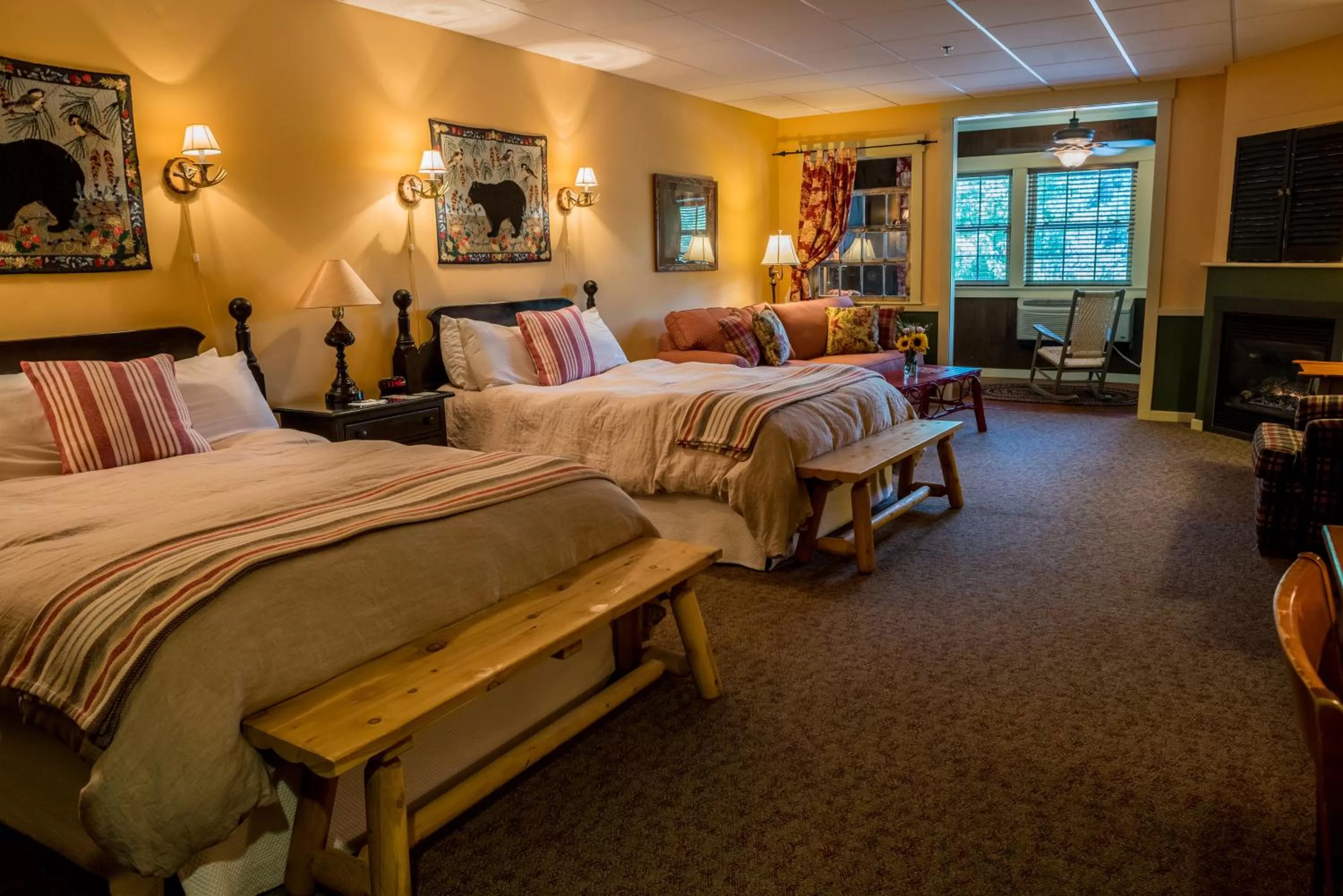 Superior Queen Room in The Common Man Inn, Spa & Lodge