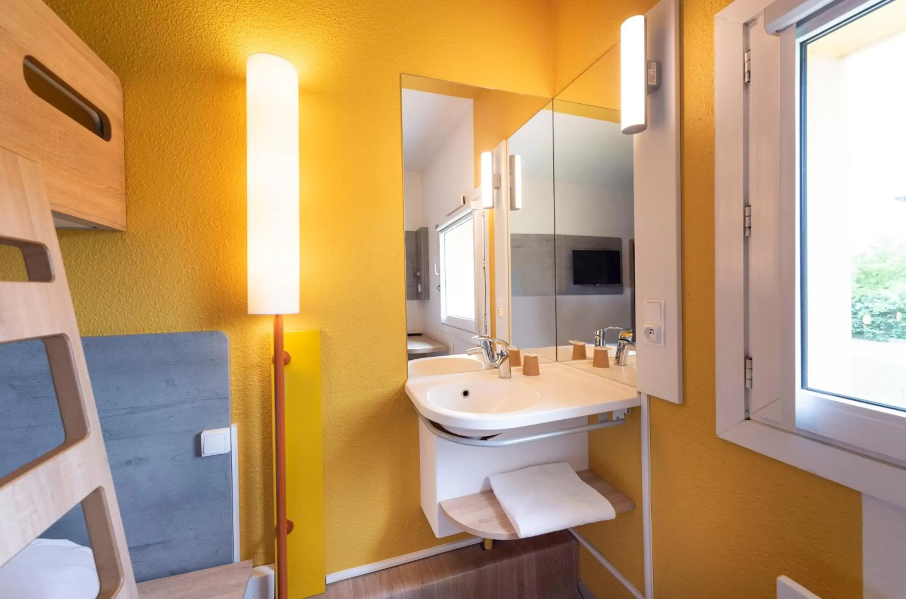Bathroom in ibis budget Nimes Caissargues